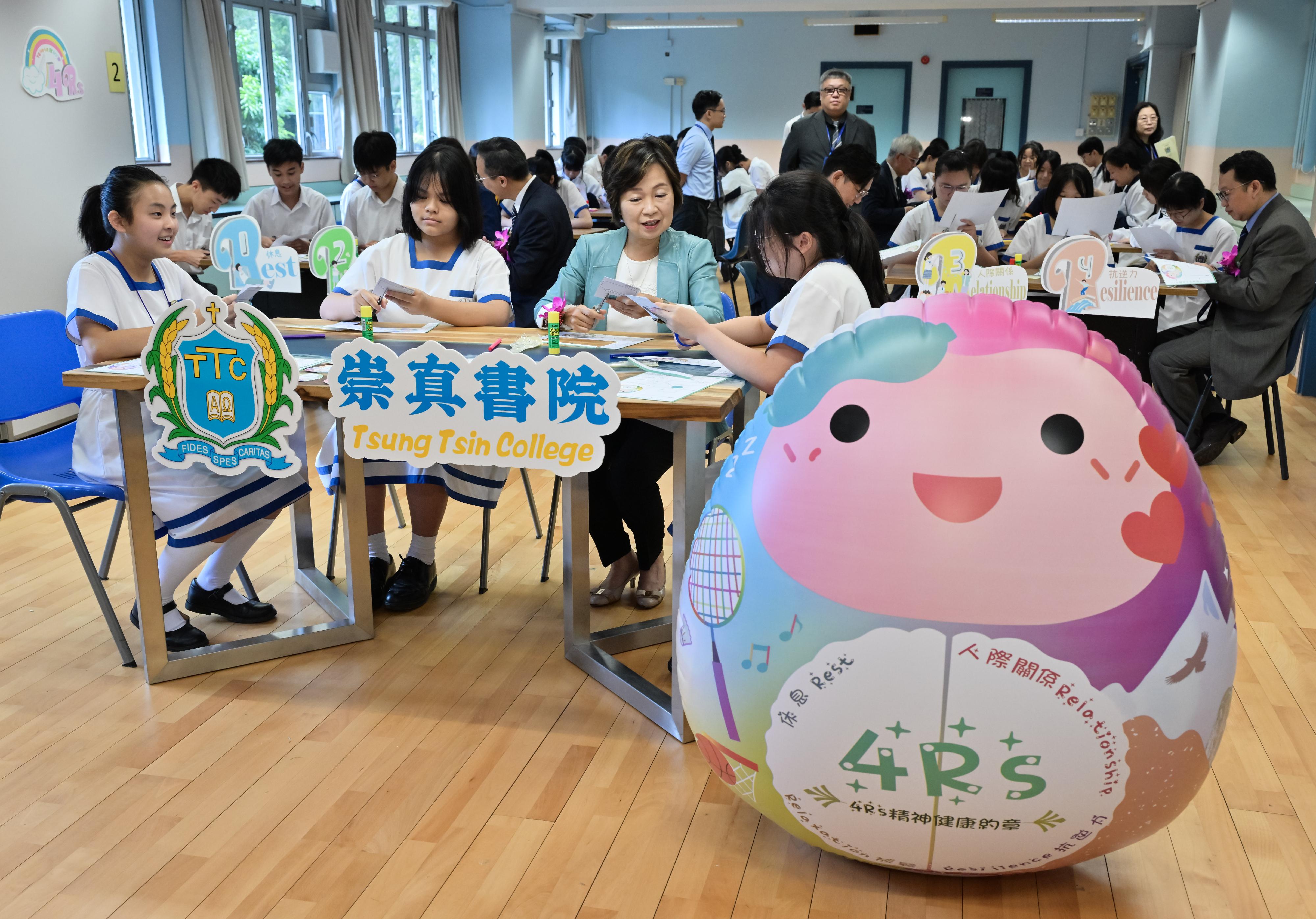 教育局局长蔡若莲博士今日（九月二日）开学日到访崇真书院。图示蔡若莲博士（左三）与学生在学生活动中心一起制作「4Rs不倒翁」手工立体卡。