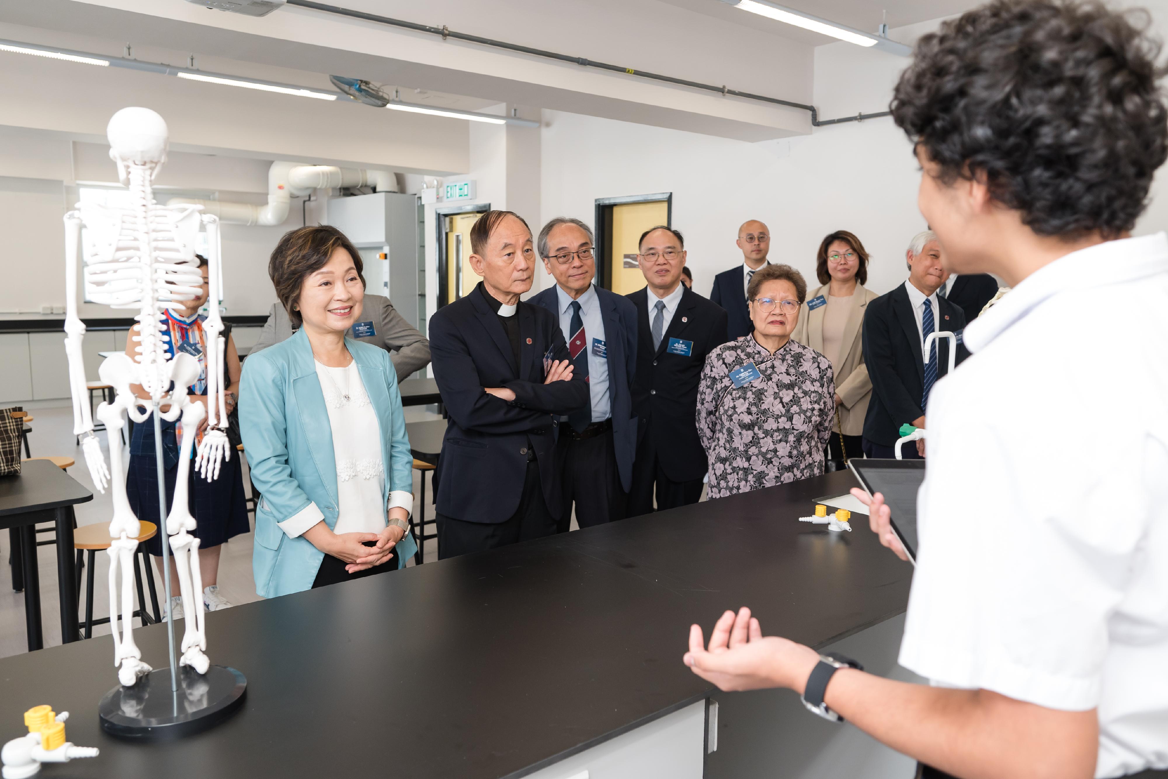 教育局局长蔡若莲博士今日（九月二日）开学日到访明爱胡振中书院。图示蔡若莲博士（左一）参观学校的综合科学室。