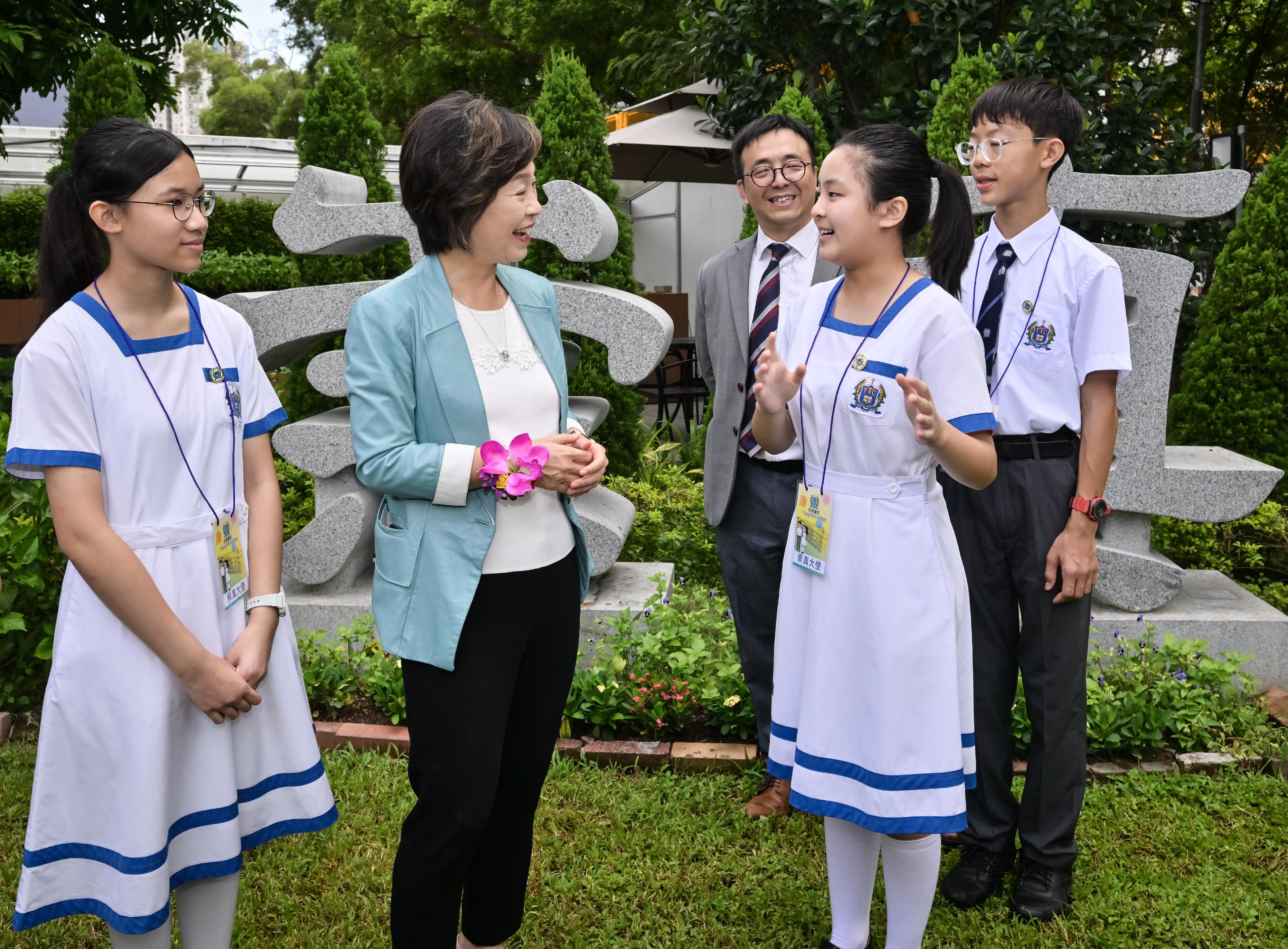 The Secretary for Education, Dr Choi Yuk-lin, visited Tsung Tsin College (TTC) on the first school day today (September 2). Photo shows Dr Choi (second left) touring the TTC Garden of Eden, and listening to a student introducing the farming environment and facilities of the Garden.