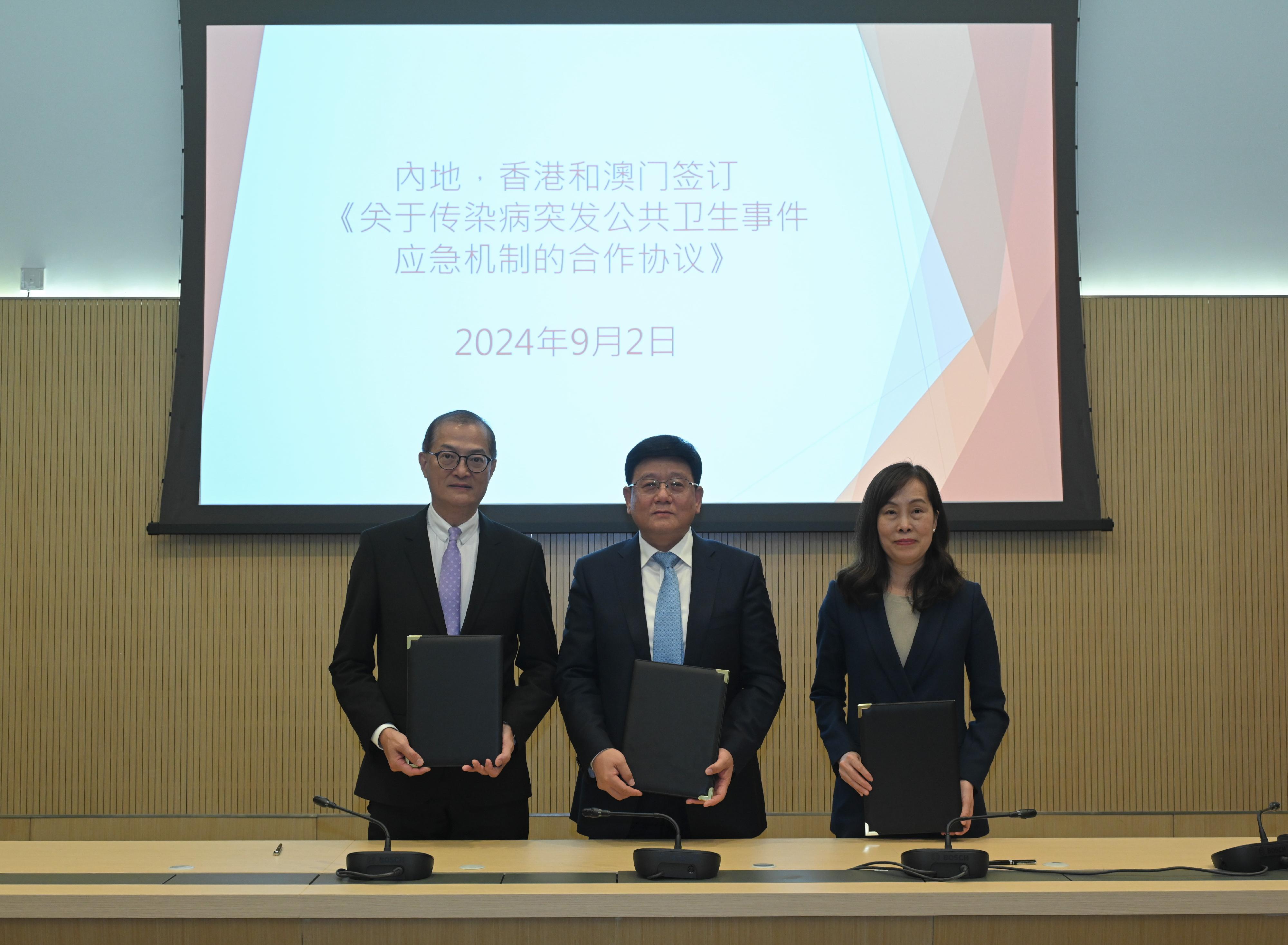 The Secretary for Health, Professor Lo Chung-mau (left), met the Administrator of the National Disease Control and Prevention Administration, Mr Wang Hesheng (centre), and the Secretary for Social Affairs and Culture of the Macao Special Administrative Region Government, Ms Ao Ieong U (right), in Hong Kong today (September 2), and signed the Co-operation Agreement on Response Mechanism for Public Health Emergencies caused by Infectious Disease.