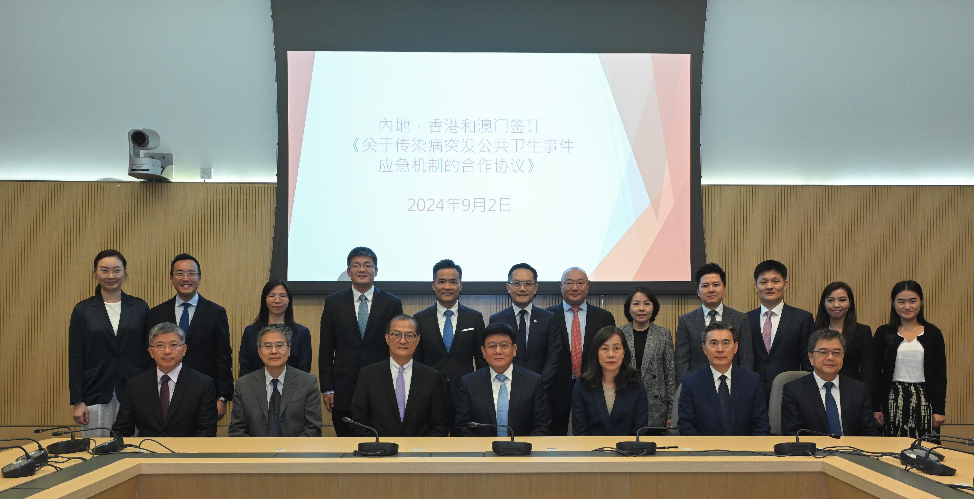 The Secretary for Health, Professor Lo Chung-mau, met the Administrator of the National Disease Control and Prevention Administration, Mr Wang Hesheng, and the Secretary for Social Affairs and Culture of the Macao Special Administrative Region Government, Ms Ao Ieong U, and signed the Co-operation Agreement on Response Mechanism for Public Health Emergencies caused by Infectious Disease in Hong Kong today (September 2). Photo shows Professor Lo (front row, third left); Mr Wang Hesheng (front row, centre); Ms Ao Ieong U (front row, third right); the Permanent Secretary for Health, Mr Thomas Chan (front row, first left); the Director of Health, Dr Ronald Lam (back row, sixth left); the Controller of the Centre for Health Protection of the Department of Health, Dr Edwin Tsui (back row, fourth right), and other attendees of the meeting.