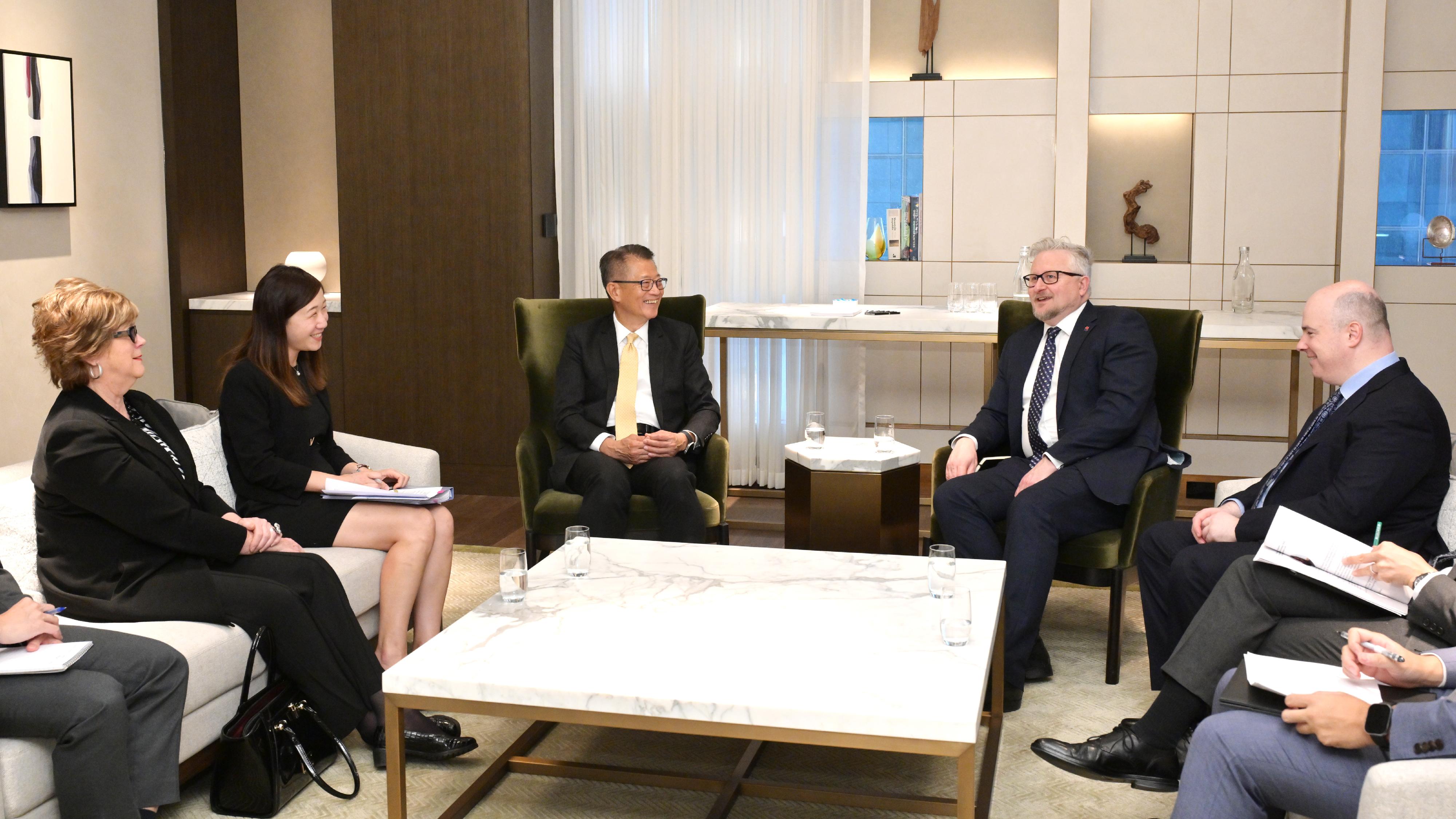 The Financial Secretary, Mr Paul Chan (third left), meets the National Chief Executive Officer of the Australia China Business Council, Mr Tom Parker (second right), today (September 2, Melbourne time) in Melbourne, Australia, to discuss the strengthening of the cooperation between Hong Kong and Australia.