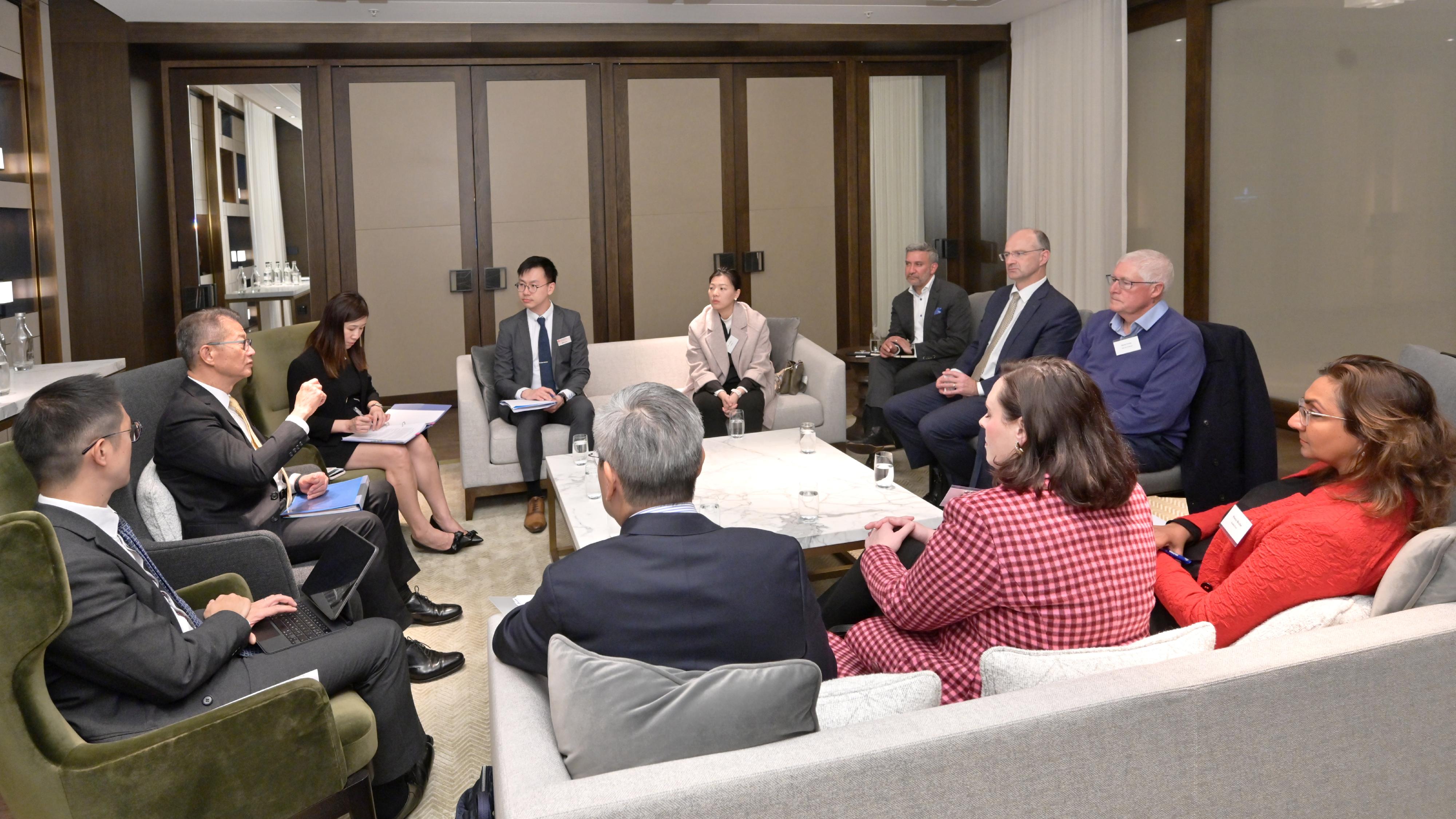 The Financial Secretary, Mr Paul Chan (second left), meets with representatives of biotech companies in Melbourne today (September 2, Melbourne time) to promote Hong Kong's advantages in the development of innovation and technology.