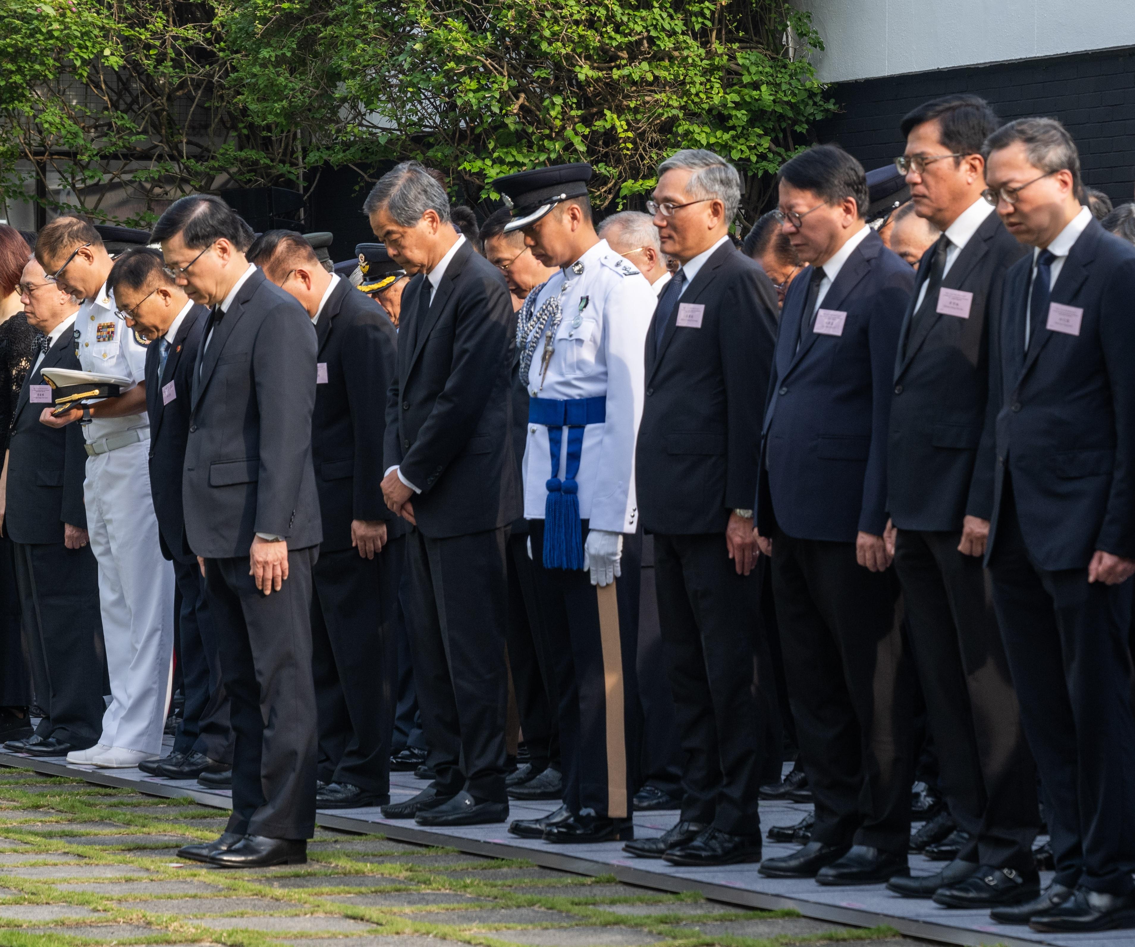 行政长官李家超今日（九月三日）上午在香港大会堂纪念花园出席中国人民抗日战争胜利纪念日仪式。图示（前排右起）律政司司长林定国资深大律师、署理财政司司长黄伟纶、政务司司长陈国基、终审法院首席法官张举能、行政长官副官庄汉麒、李家超、全国政协副主席梁振英、中央人民政府驻香港特别行政区联络办公室副主任刘光源、中央人民政府驻香港特别行政区维护国家安全公署副署长李江舟、中华人民共和国外交部驻香港特别行政区特派员公署特派员崔建春、中国人民解放军驻香港部队副司令员谭志伟海军少将和前任行政长官曾荫权出席仪式。