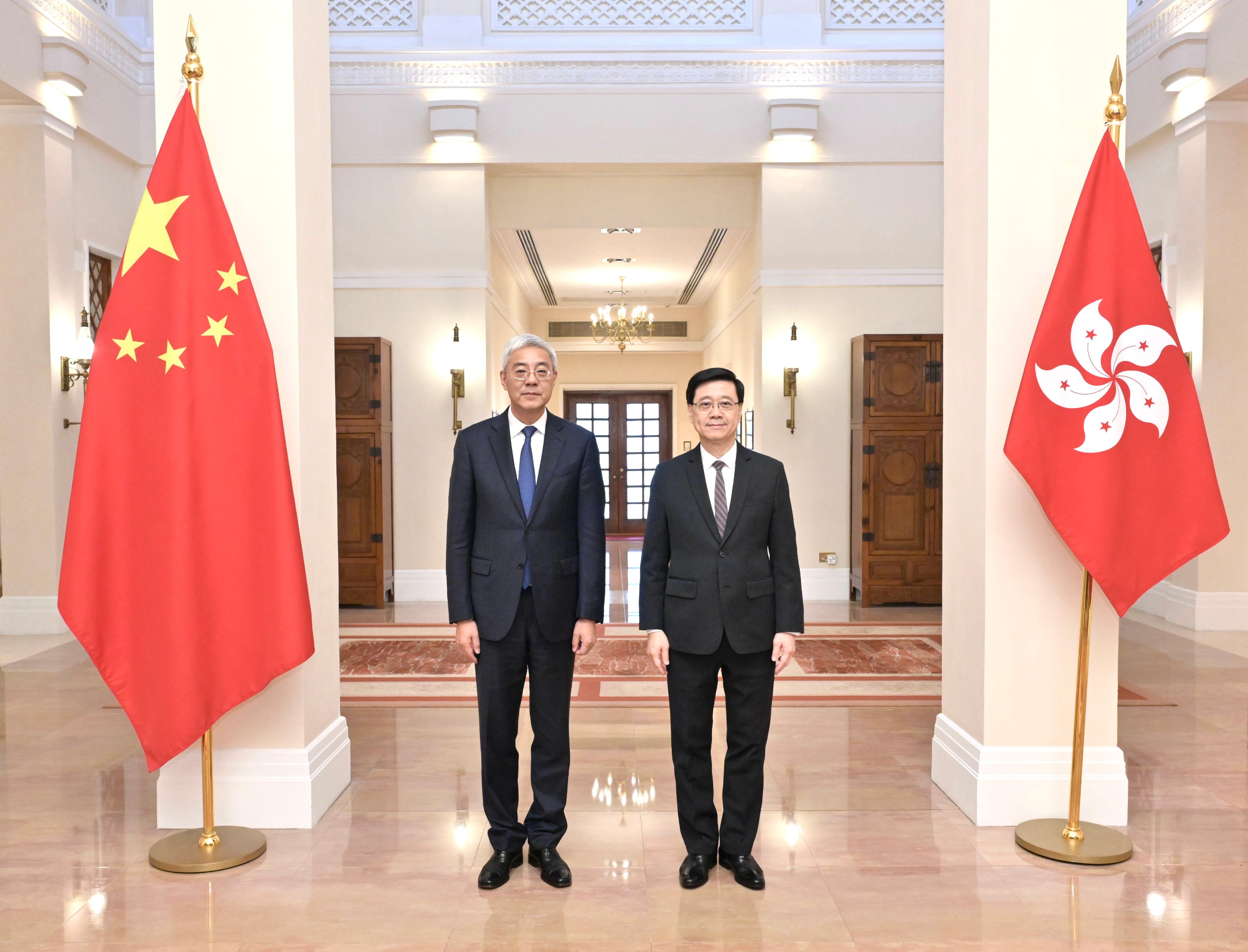 The Chief Executive, Mr John Lee (right), meets the Secretary of the CPC Jiangxi Provincial Committee, Mr Yin Hong (left), at Government House today (September 3).