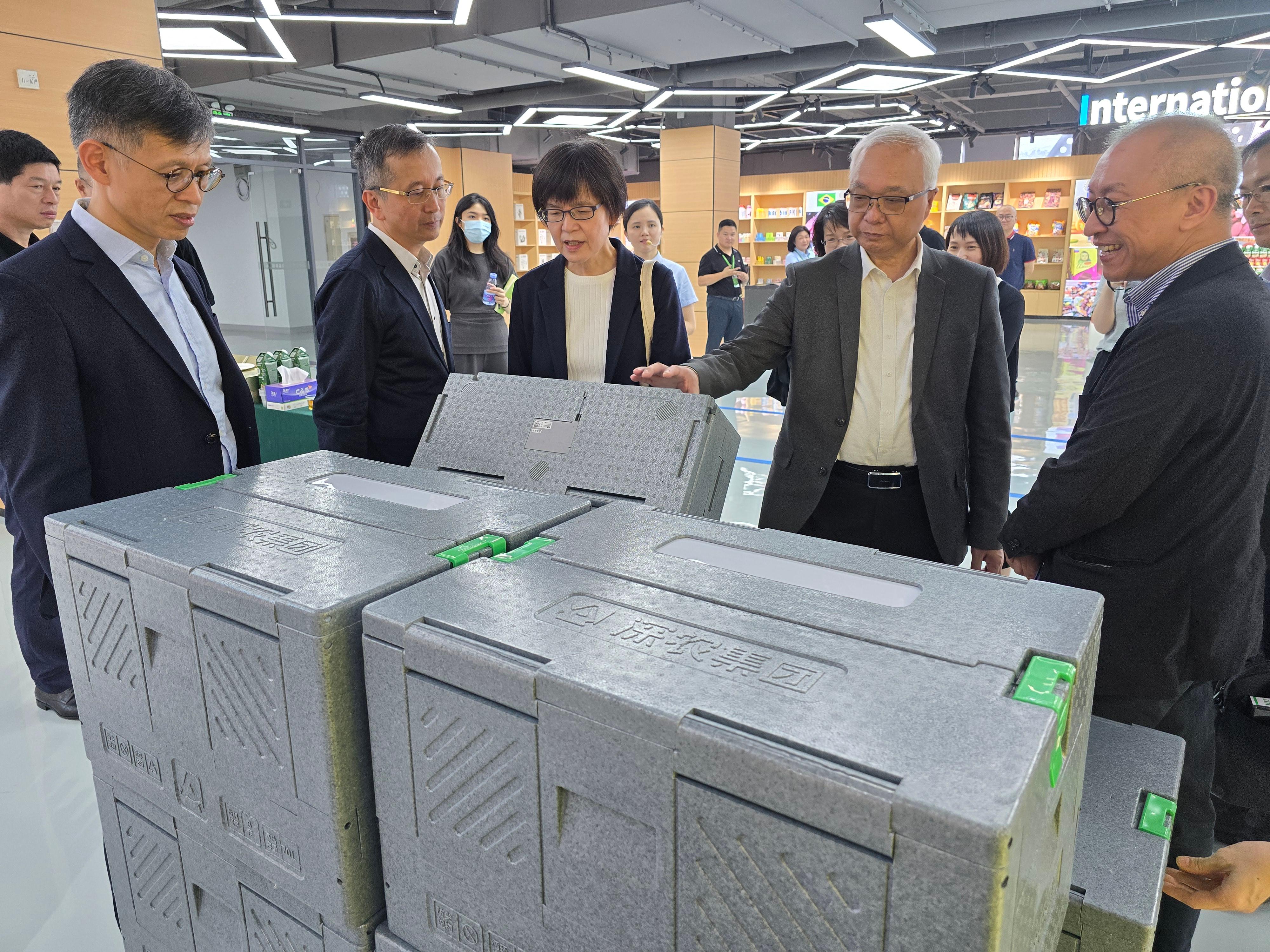 环境及生态局局长谢展寰今日（九月三日）到深圳考察深圳海吉星国际农产品物流园，就现代物流及农产品批发和交易的最新发展作深入交流。图示谢展寰（右二）、环境及生态局常任秘书长（食物）刘利群（中）及渔农自然护理署署长黎坚明（左一）参观园区内的国际商品馆，了解园区内使用的标准转运箱。