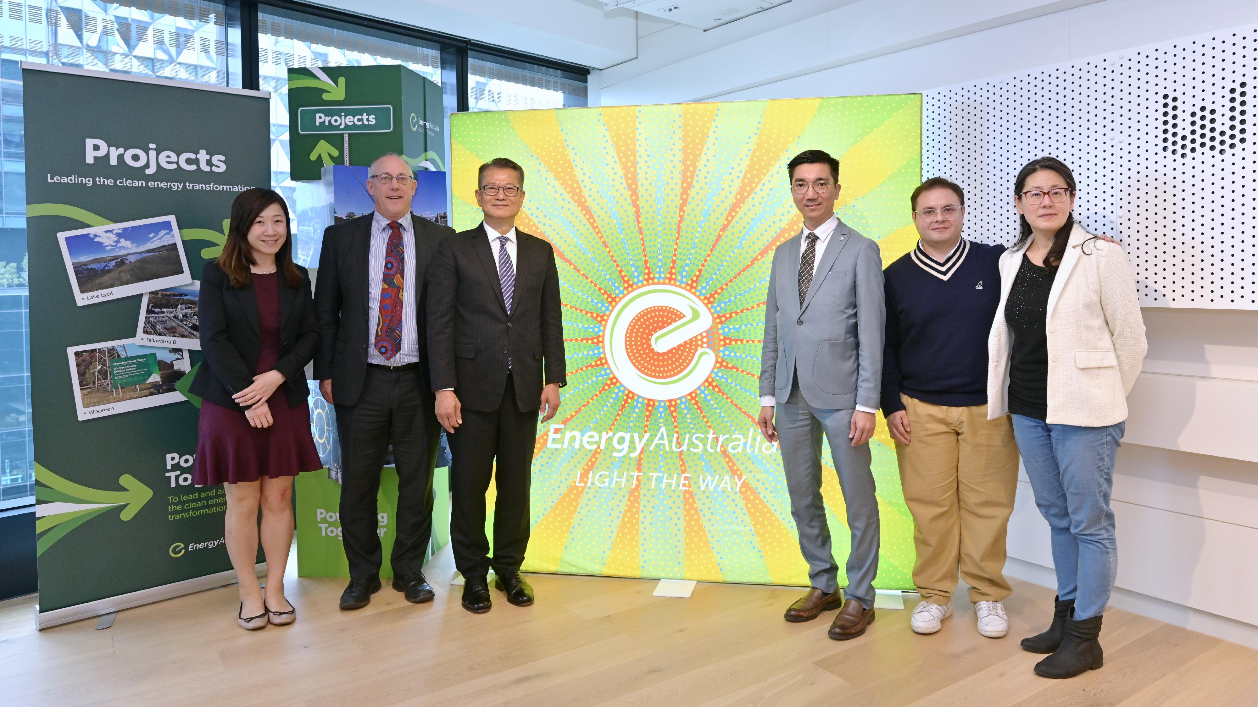 The Financial Secretary, Mr Paul Chan, met with a Hong Kong electric vehicle (EV) charging operator and its Australian partner, in Melbourne, Australia, today (September 3, Melbourne time) to learn about its EV charging services and solutions. Photo shows Mr Chan (third left) and representatives of the enterprise.