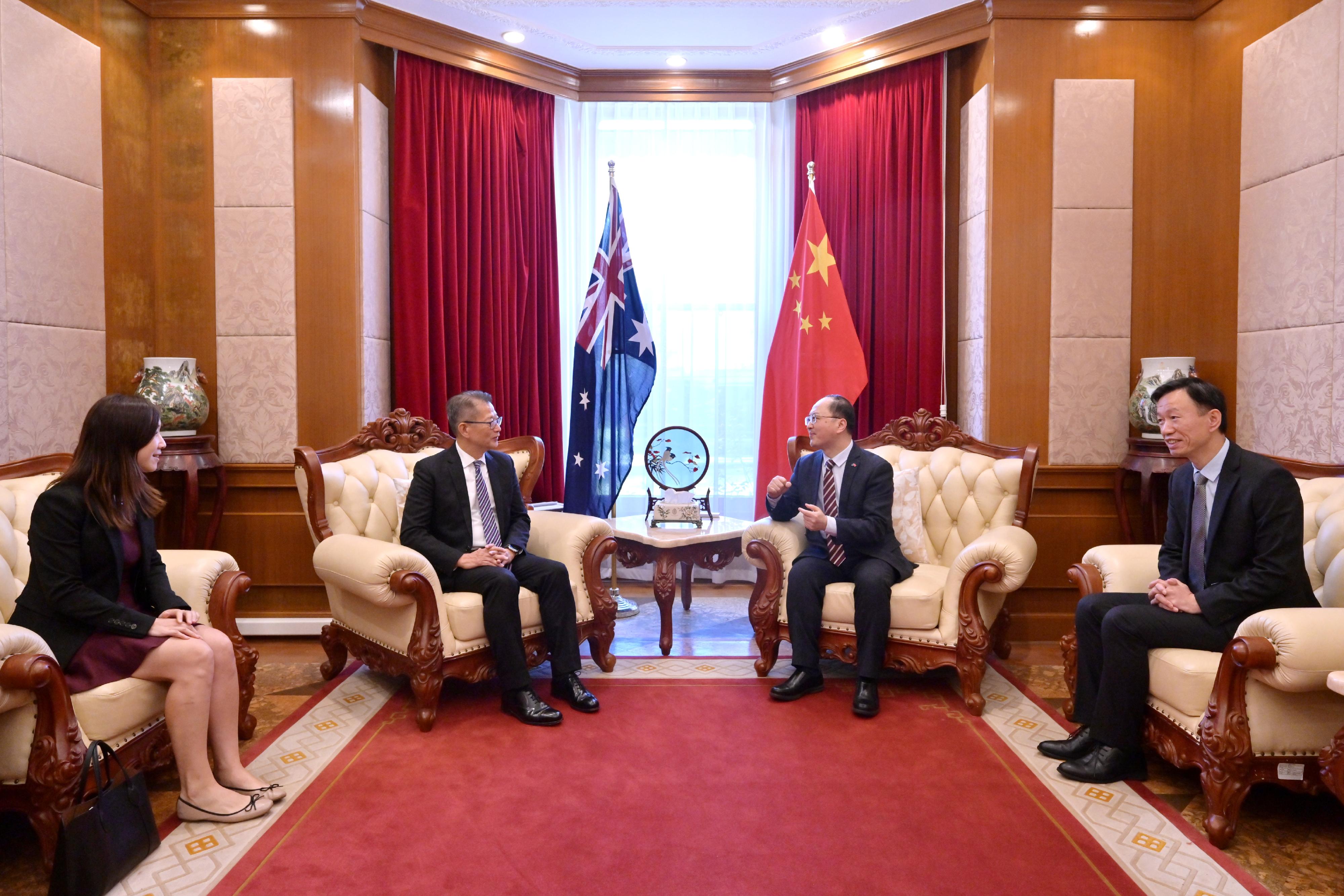 The Financial Secretary, Mr Paul Chan (second left), called on the Consul General of China in Melbourne, Mr Fang Xinwen (second right), updated him on the latest developments of Hong Kong, and exchanged views on China-Australia relations and forging more co-operation among Hong Kong, other parts of the Greater Bay Area, and Australia today (Sepetember 3, Melbourne time).

