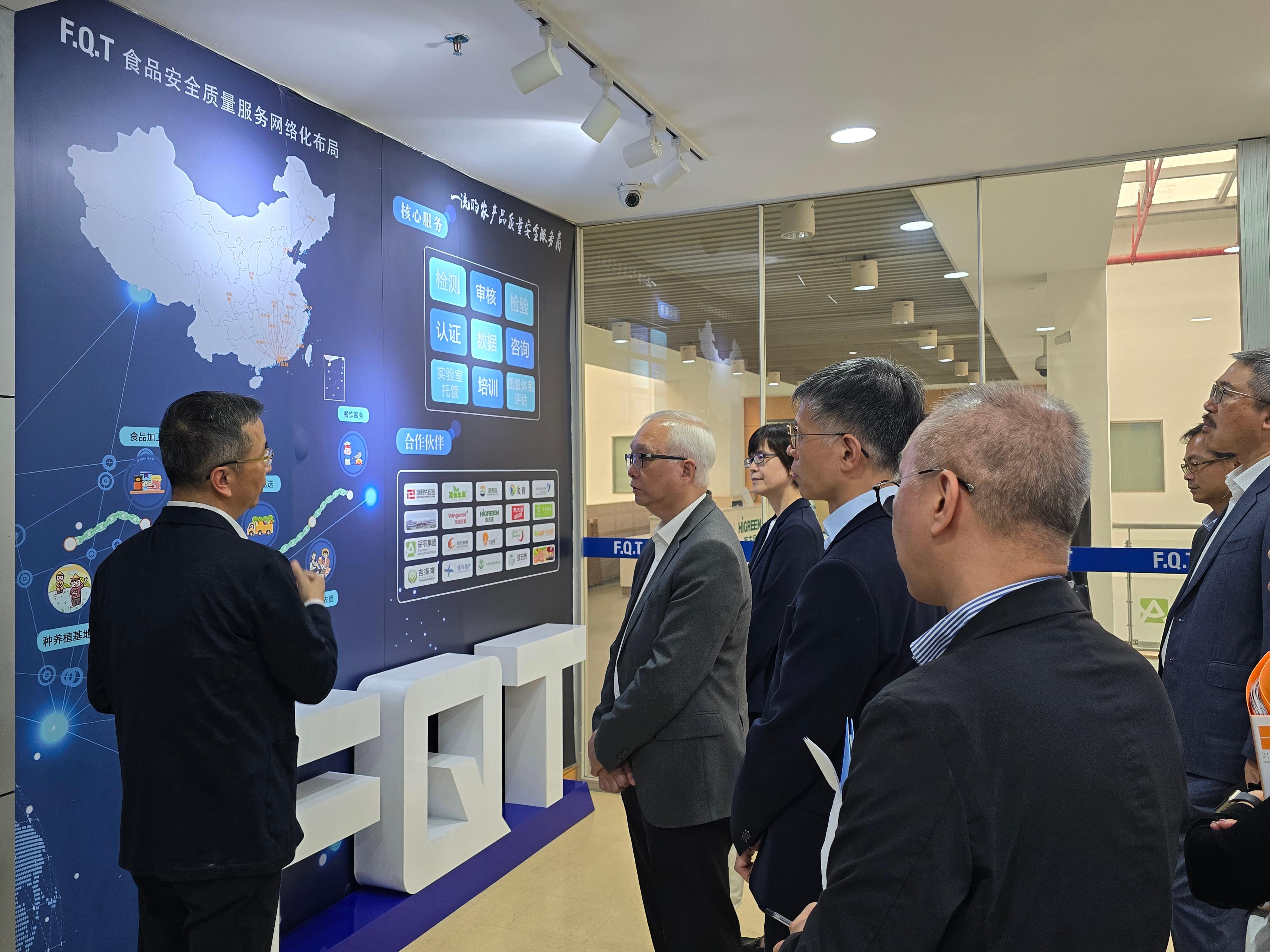 The Secretary for Environment and Ecology, Mr Tse Chin-wan, visited Shenzhen HiGreen Wholesale Market in Shenzhen today (September 3) to have an in-depth exchange on the latest developments of modern logistics and wholesale and trading of agricultural products. Photo shows Mr Tse (second left); the Permanent Secretary for Environment and Ecology (Food), Miss Vivian Lau (third left); and the Director of Agriculture, Fisheries and Conservation, Mr Mickey Lai (fourth left), visiting the Wholesale Market's agricultural products testing center to learn about its pesticide residue testing work.