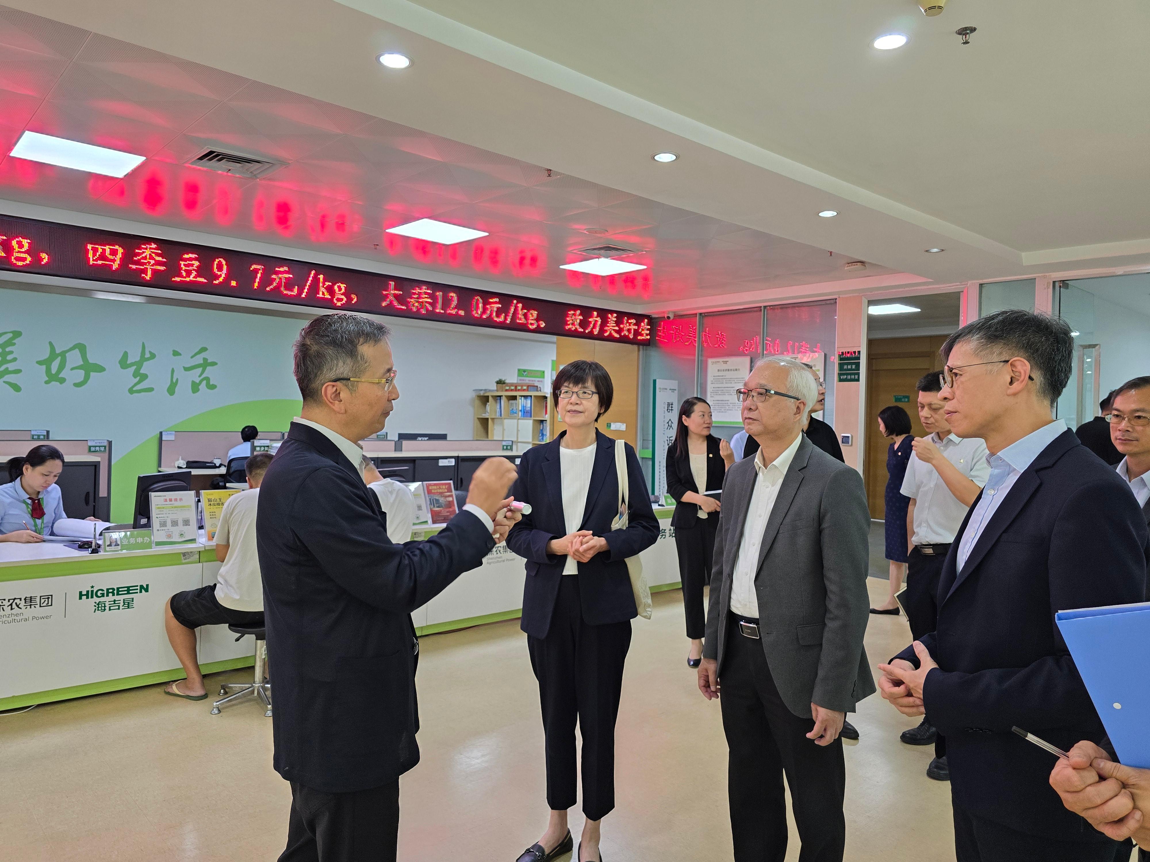 The Secretary for Environment and Ecology, Mr Tse Chin-wan, visited Shenzhen HiGreen Wholesale Market in Shenzhen today (September 3) to have an in-depth exchange on the latest developments of modern logistics and wholesale and trading of agricultural products. Photo shows Mr Tse (second right); the Permanent Secretary for Environment and Ecology (Food), Miss Vivian Lau (second left); and the Director of Agriculture, Fisheries and Conservation, Mr Mickey Lai (first right), visiting the Wholesale Market's customer service center to learn about their experiences including the establishment of industrial chain ecosystem. 