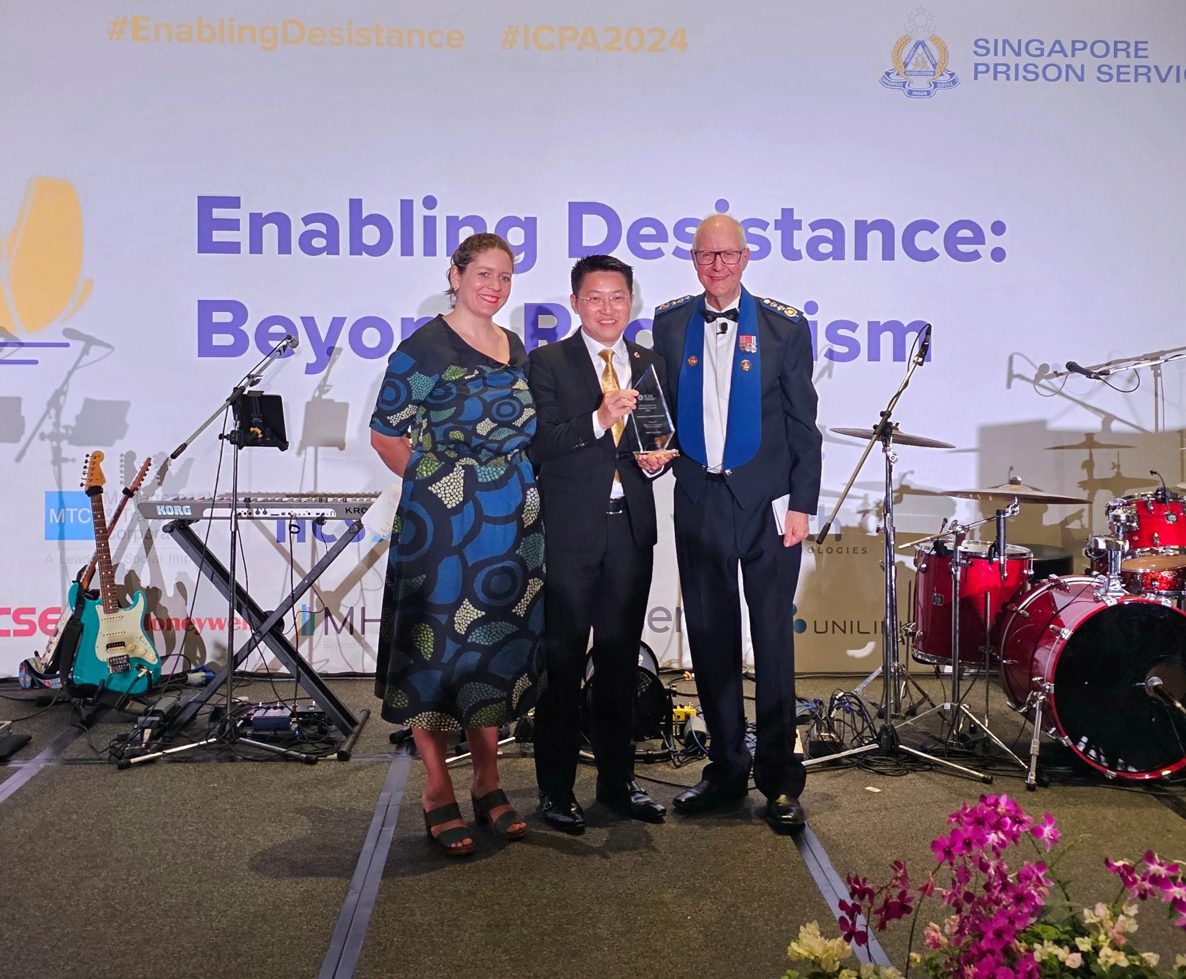 A rehabilitation project of the Correctional Services Department, "Project JET", has been awarded this year’s Community Corrections Award, an excellence award by the International Corrections and Prisons Association. Photo shows the Deputy Commissioner of Correctional Services (Operations and Strategic Development), Mr Ng Chiu-kok (centre), on behalf of the Department, receiving the Award at the award presentation ceremony in Singapore today (September 4).