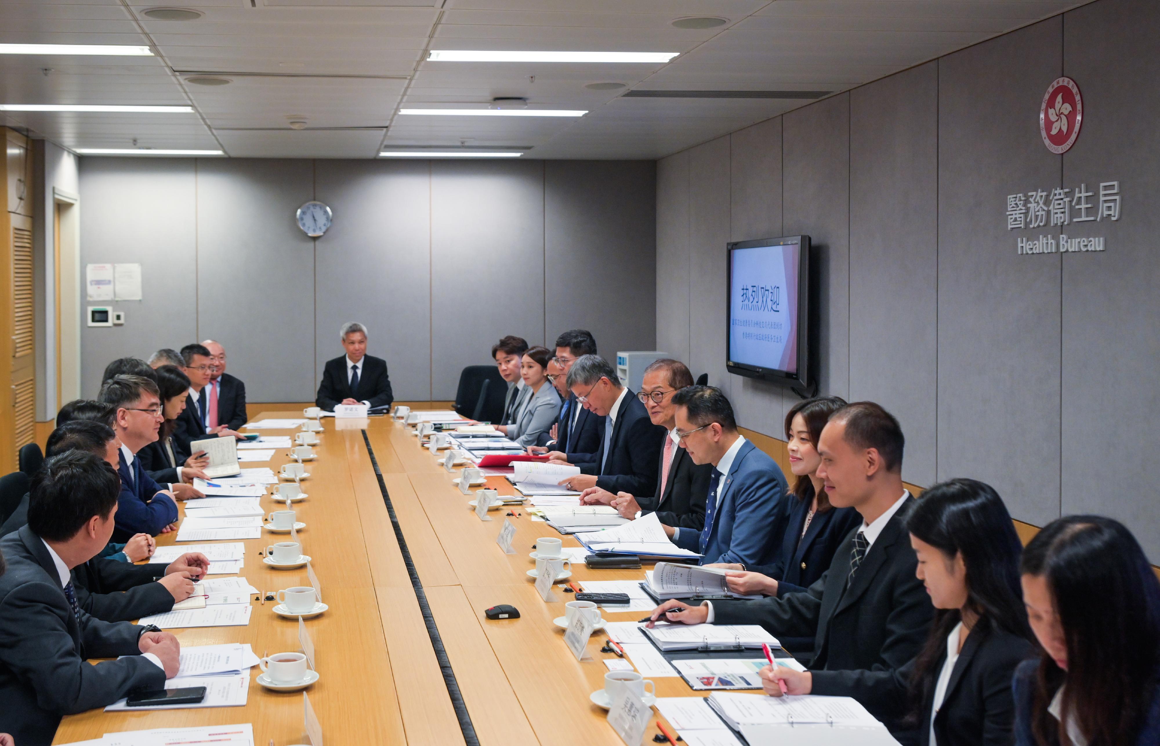 The Secretary for Health, Professor Lo Chung-mau (sixth right), meets with a delegation of the National Health Commission (NHC) for Science and Technology Exchange led by the Supervisor of the Department of Health Science, Technology and Education of the NHC, Mr Zheng Zhongwei (fourth left), today (September 4) to have in-depth discussions on the deepening of co-operation on health and medical innovation between the Mainland and the Hong Kong Special Administrative Region.