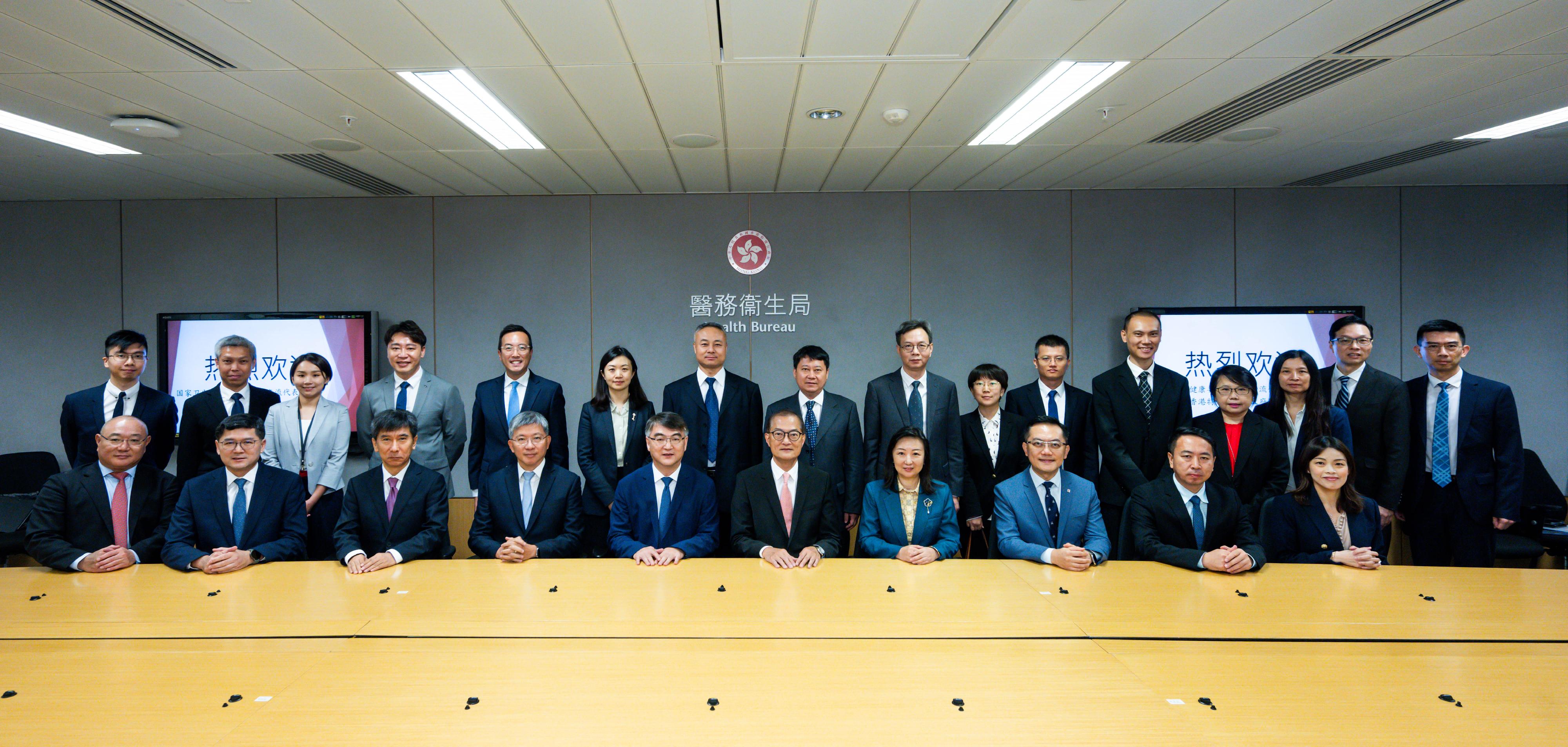 The Secretary for Health, Professor Lo Chung-mau, met with a delegation of the National Health Commission (NHC) for Science and Technology Exchange led by the Supervisor of the Department of Health Science, Technology and Education of the NHC, Mr Zheng Zhongwei, today (September 4). Photo shows Professor Lo (front row, fifth right); Mr Zheng (front row, fifth left); the Permanent Secretary for Health, Mr Thomas Chan (front row, fourth left); the Director of Health, Dr Ronald Lam (front row, third right); the Chief Executive of the Hospital Authority, Dr Tony Ko (front row, second left), and other attendees of the meeting.