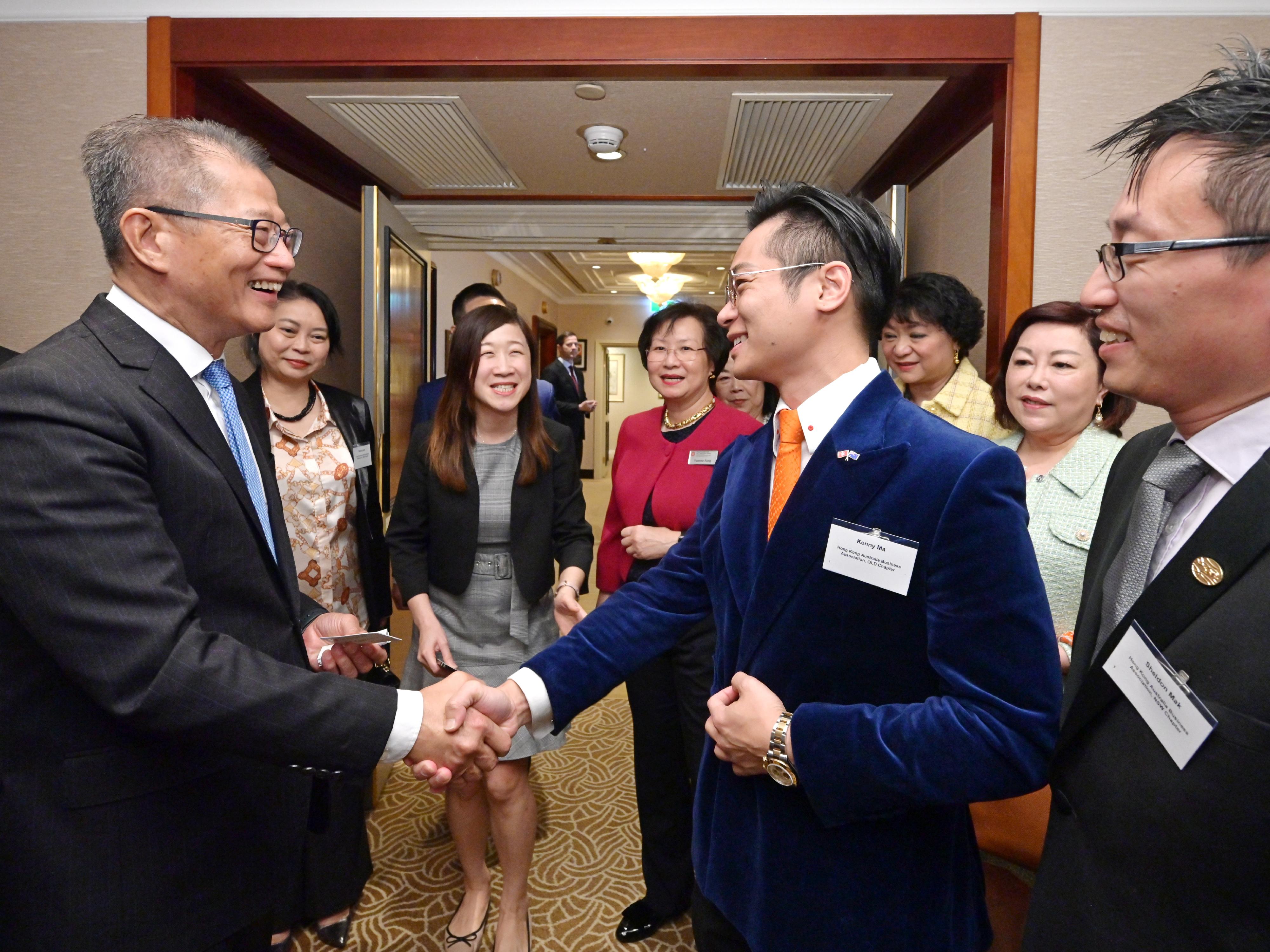 The Financial Secretary, Mr Paul Chan, continued his visit to Sydney, Australia, today (September 4, Sydney time). Photo shows Mr Chan (first left) at a luncheon with local Hong Kong residents, under the arrangement of the Hong Kong Economic and Trade Office, Sydney, where he learned about their local businesses, work and living conditions.

