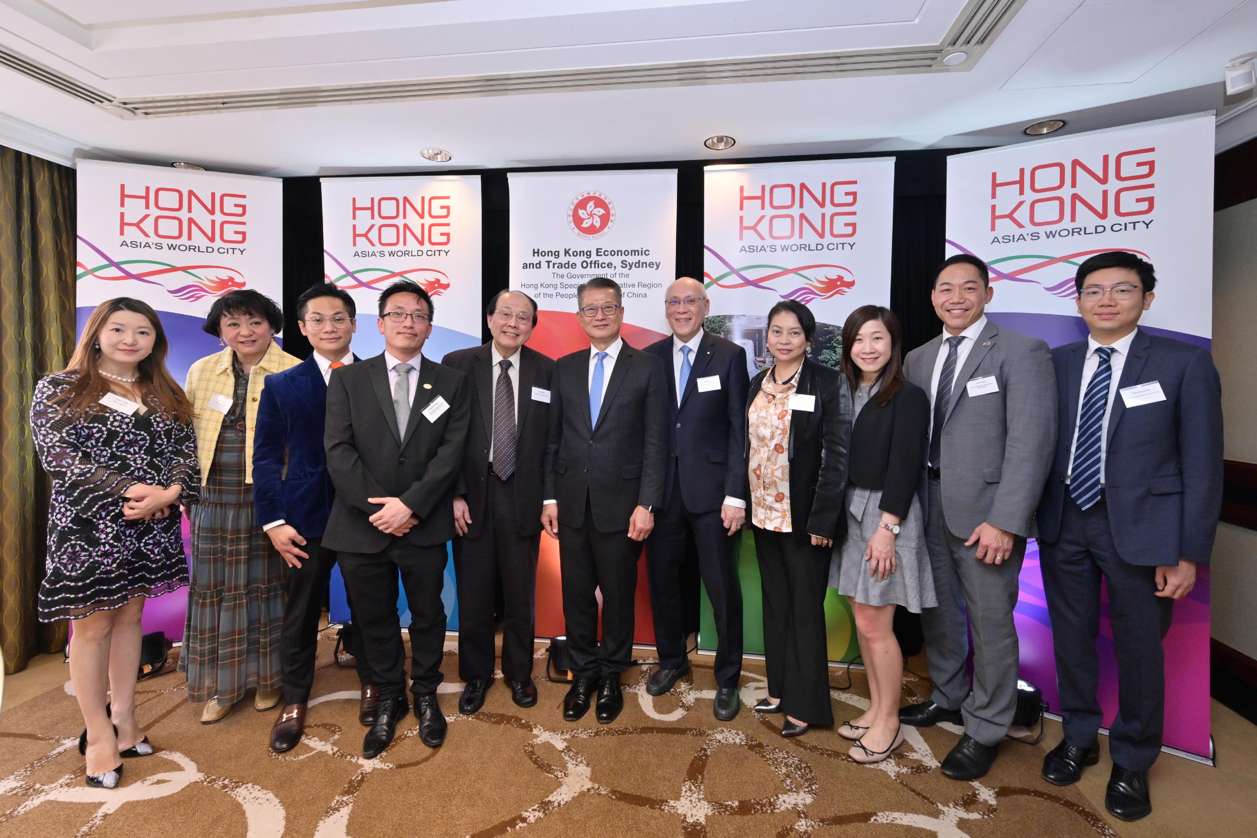 The Financial Secretary, Mr Paul Chan, continued his visit to Sydney, Australia, today (September 4, Sydney time). Photo shows Mr Chan (sixth right) at a luncheon with local Hong Kong residents, under the arrangement of the Hong Kong Economic and Trade Office, Sydney, where he learned about their local businesses, work and living conditions.


