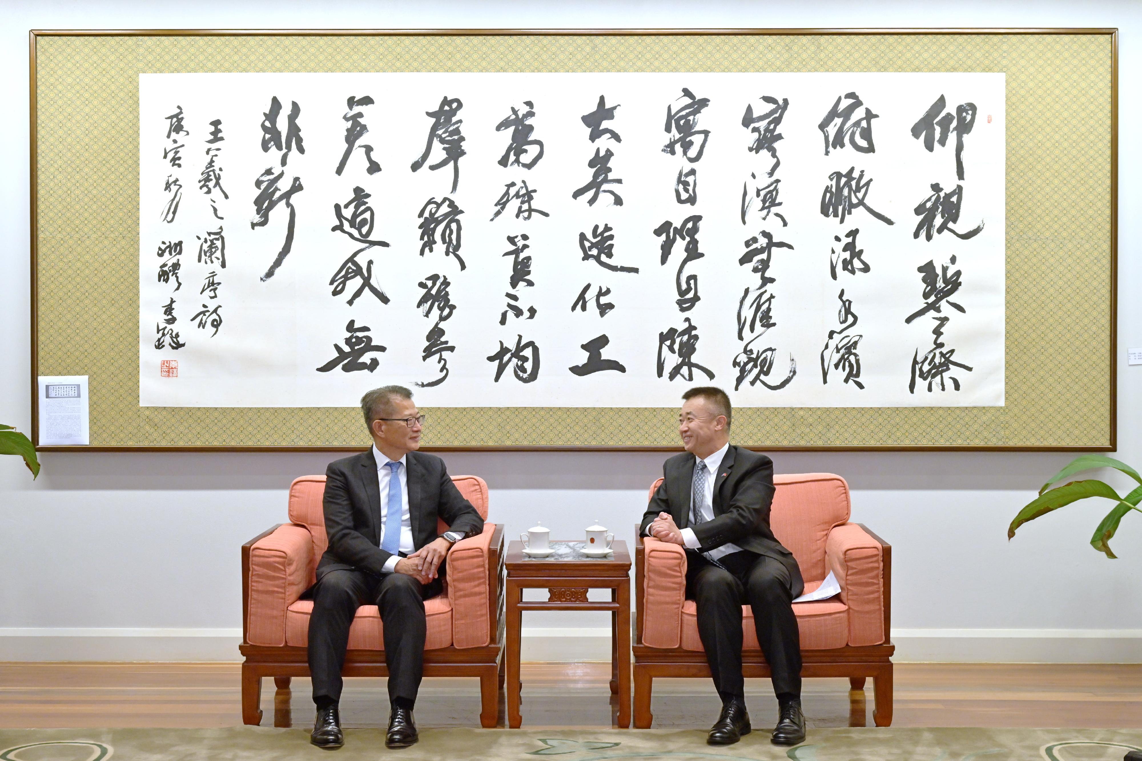 The Financial Secretary, Mr Paul Chan, continued his visit to Sydney, Australia, today (September 4, Sydney time). Photo shows Mr Chan (left) meeting with the Acting Consul General of the People's Republic of China in Sydney, Mr Wang Chunsheng (right), to brief him on the latest developments and prospects of Hong Kong.  
