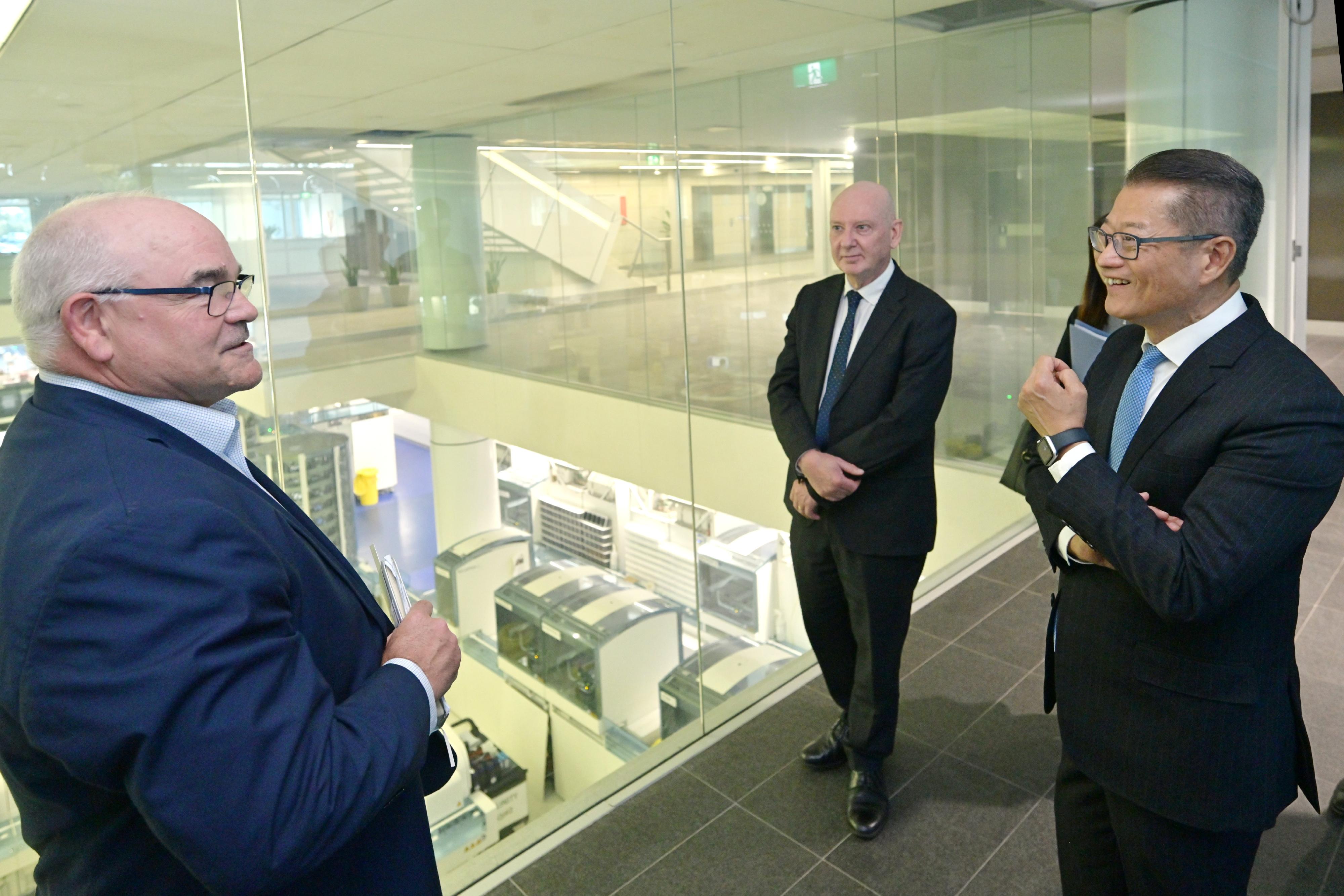 The Financial Secretary, Mr Paul Chan, continued his visit to Sydney, Australia, today (September 4, Sydney time). Photo shows Mr Chan (first right) visiting a local biotech company focused on cancer diagnostics and being briefed by the company's management about their business.