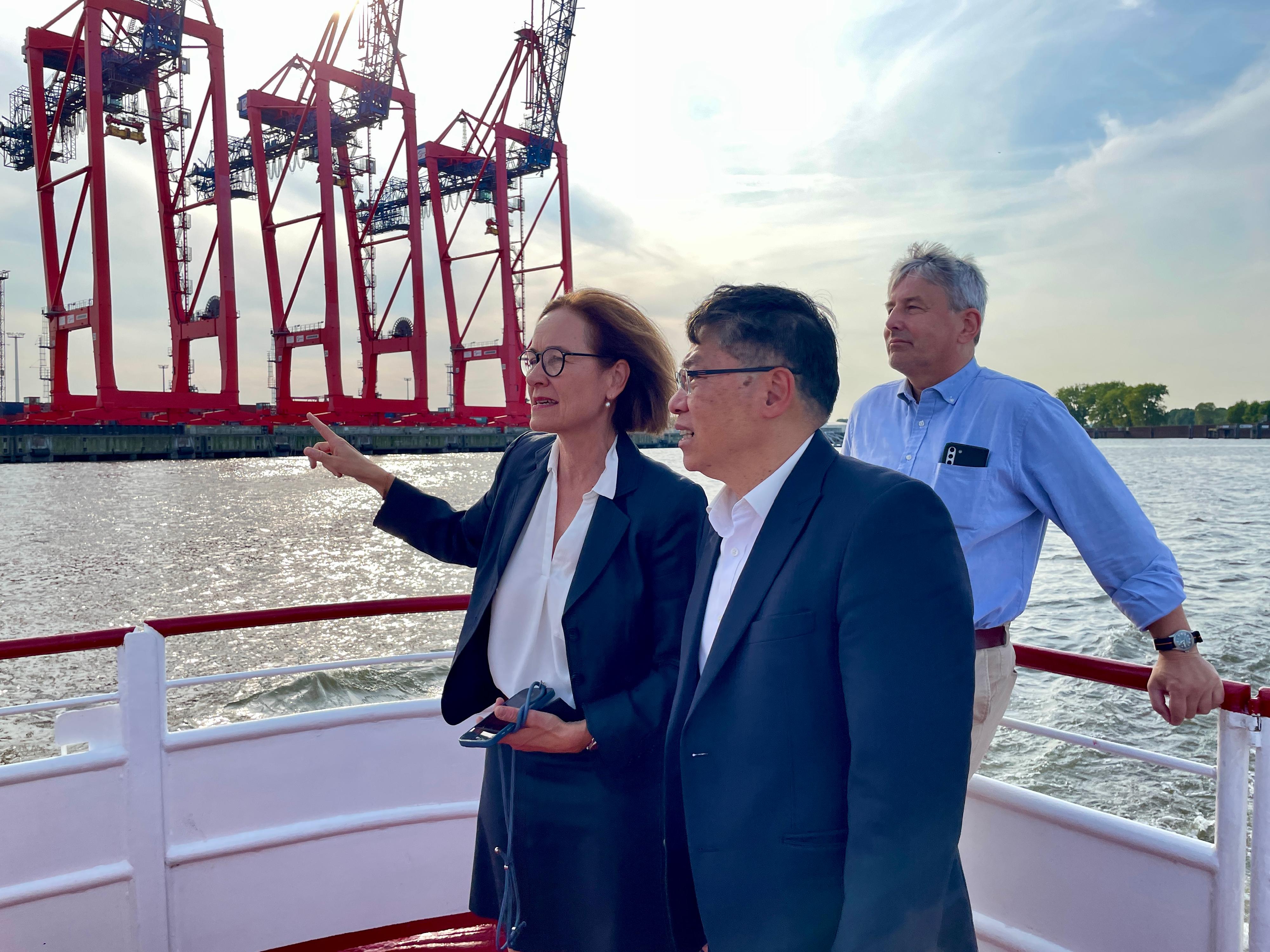 The Secretary for Transport and Logistics, Mr Lam Sai-hung, who is also the Chairman of the Hong Kong Maritime and Port Board (HKMPB), led a delegation of HKMPB members to Hamburg, Germany. Photo shows Mr Lam (centre) receiving a briefing on the port operation in Hamburg on September 2 (Hamburg time).
