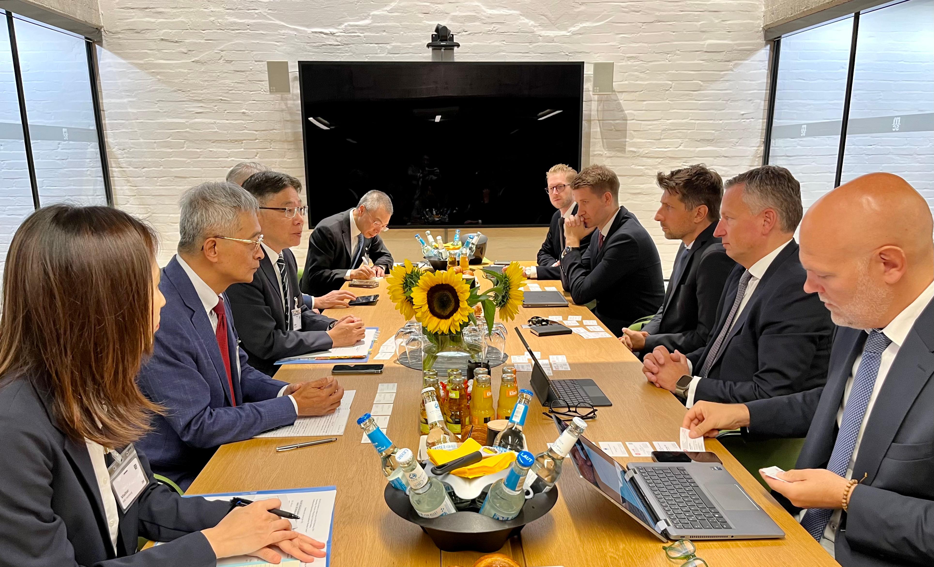 The Secretary for Transport and Logistics, Mr Lam Sai-hung, who is also the Chairman of the Hong Kong Maritime and Port Board (HKMPB), continued his visit to Hamburg, Germany, with a delegation of HKMPB members. Photo shows Mr Lam (third left) updating representatives of a local shipping company on Hong Kong's latest maritime developments on September 3 (Hamburg time).


