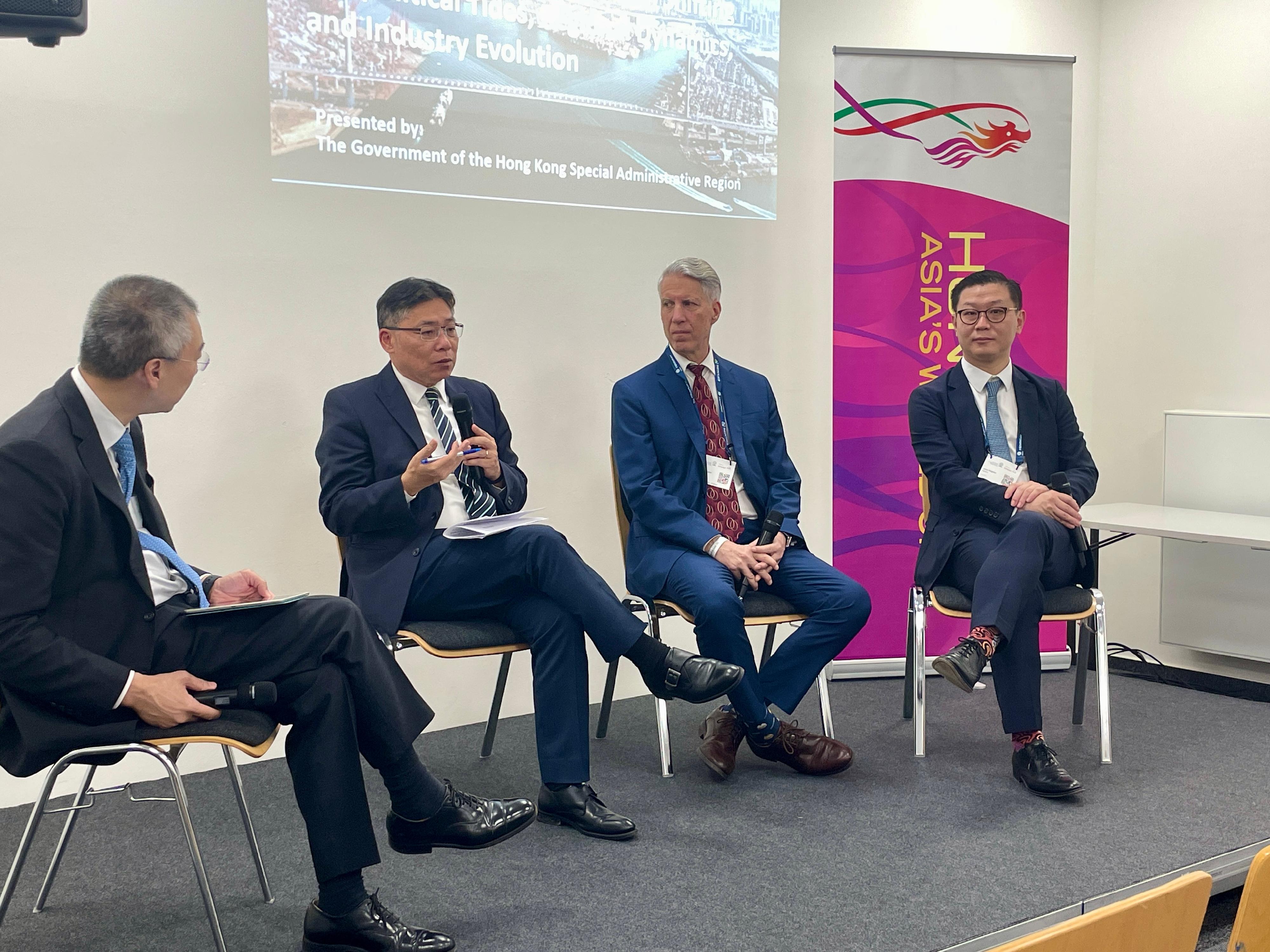 The Secretary for Transport and Logistics, Mr Lam Sai-hung, who is also the Chairman of the Hong Kong Maritime and Port Board (HKMPB), continued his visit to Hamburg, Germany, with a delegation of HKMPB members. Photo shows Mr Lam (second left) and some of the delegates responding to questions related to the Hong Kong maritime industry at a speaking session at the Shipbuilding, Machinery and Marine Technology (SMM) trade fair 2024 in Hamburg on September 3 (Hamburg time).


