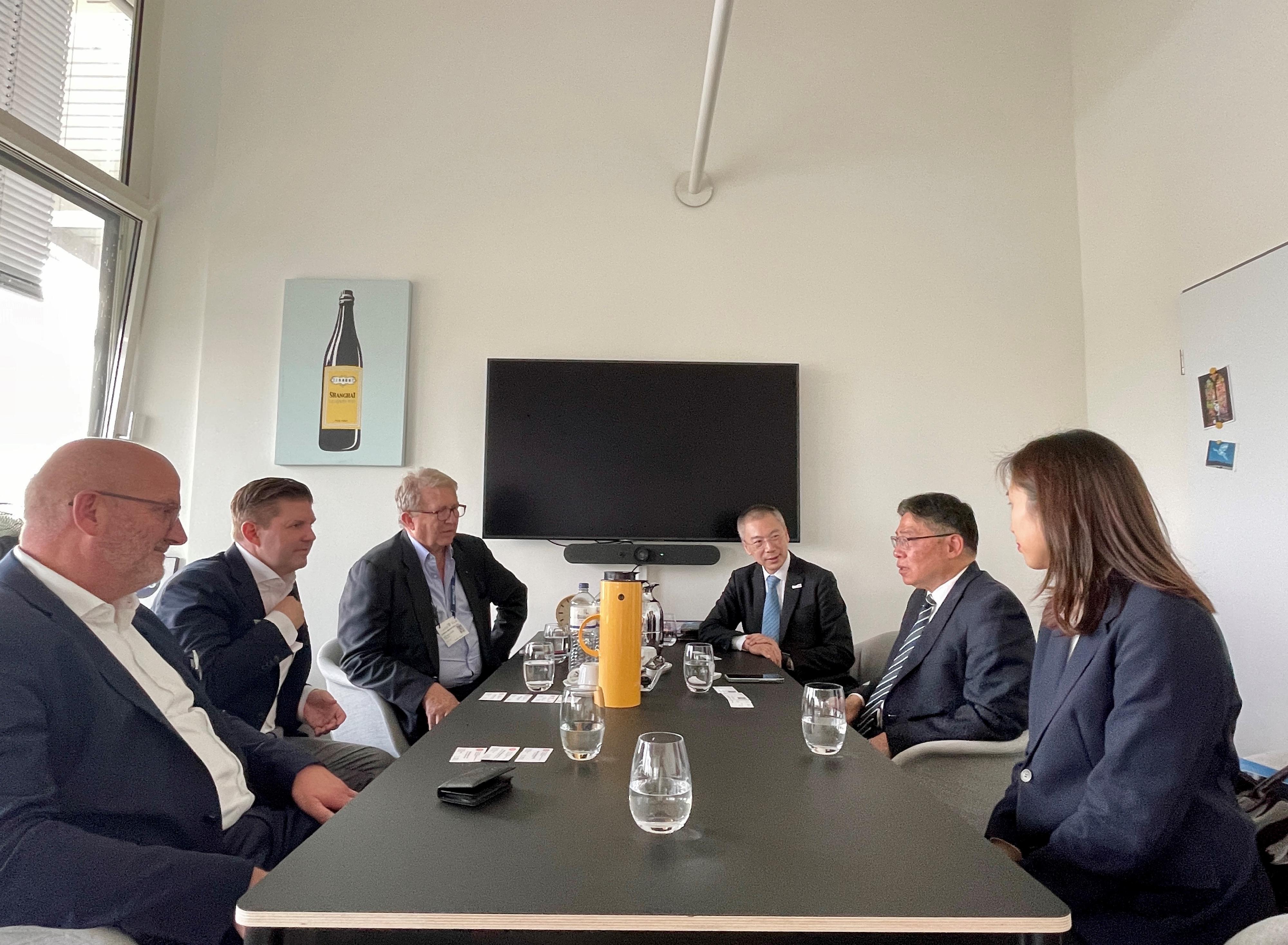 The Secretary for Transport and Logistics, Mr Lam Sai-hung, who is also the Chairman of the Hong Kong Maritime and Port Board (HKMPB), continued his visit to Hamburg, Germany, with a delegation of HKMPB members. Photo shows Mr Lam (second right) meeting with representatives of the convention and exhibition industry on September 3 (Hamburg time) and inviting them to consider hosting maritime exhibitions in Hong Kong.




