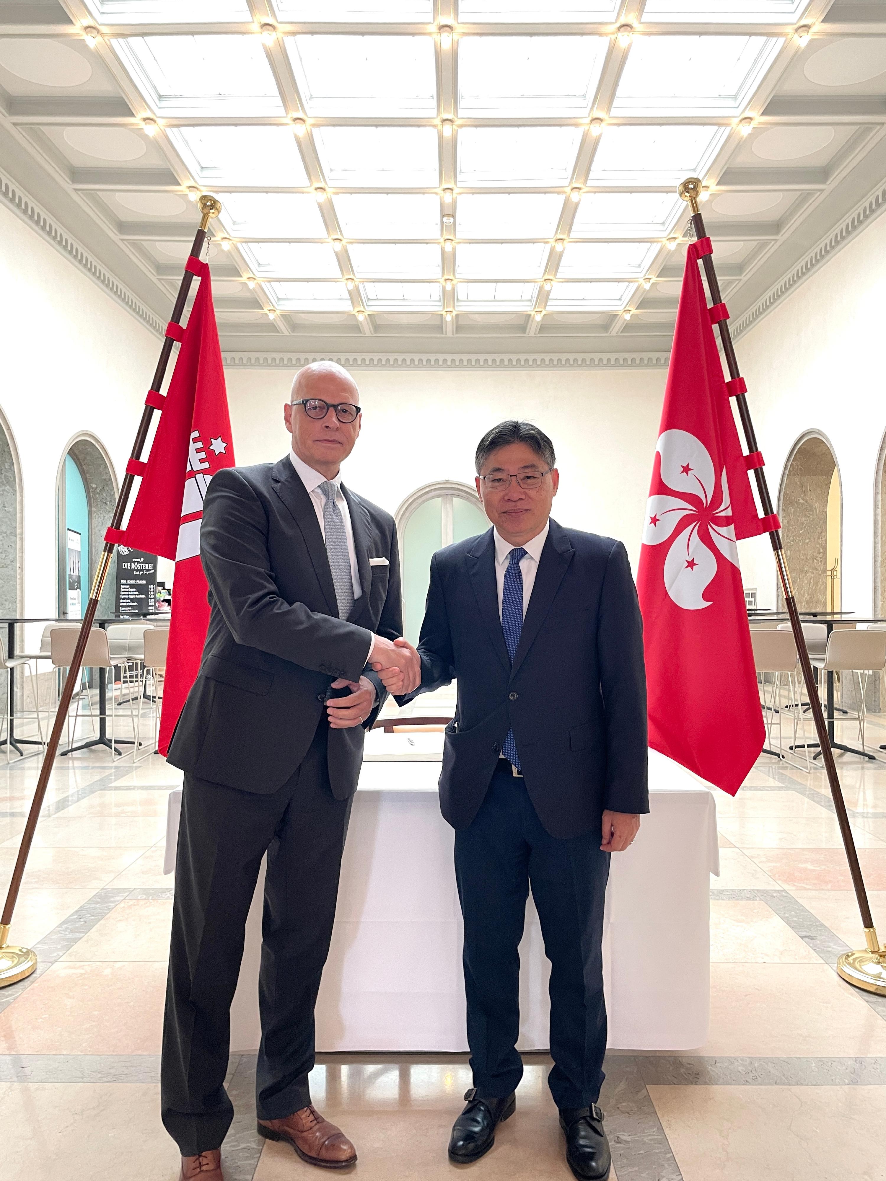 The Secretary for Transport and Logistics, Mr Lam Sai-hung, who is also the Chairman of the Hong Kong Maritime and Port Board (HKMPB), continued his visit to Hamburg, Germany, with a delegation of HKMPB members. Photo shows Mr Lam (right) meeting a representative of a major shipping liner on September 4 (Hamburg time) to invite them to expand their presence in Hong Kong.

