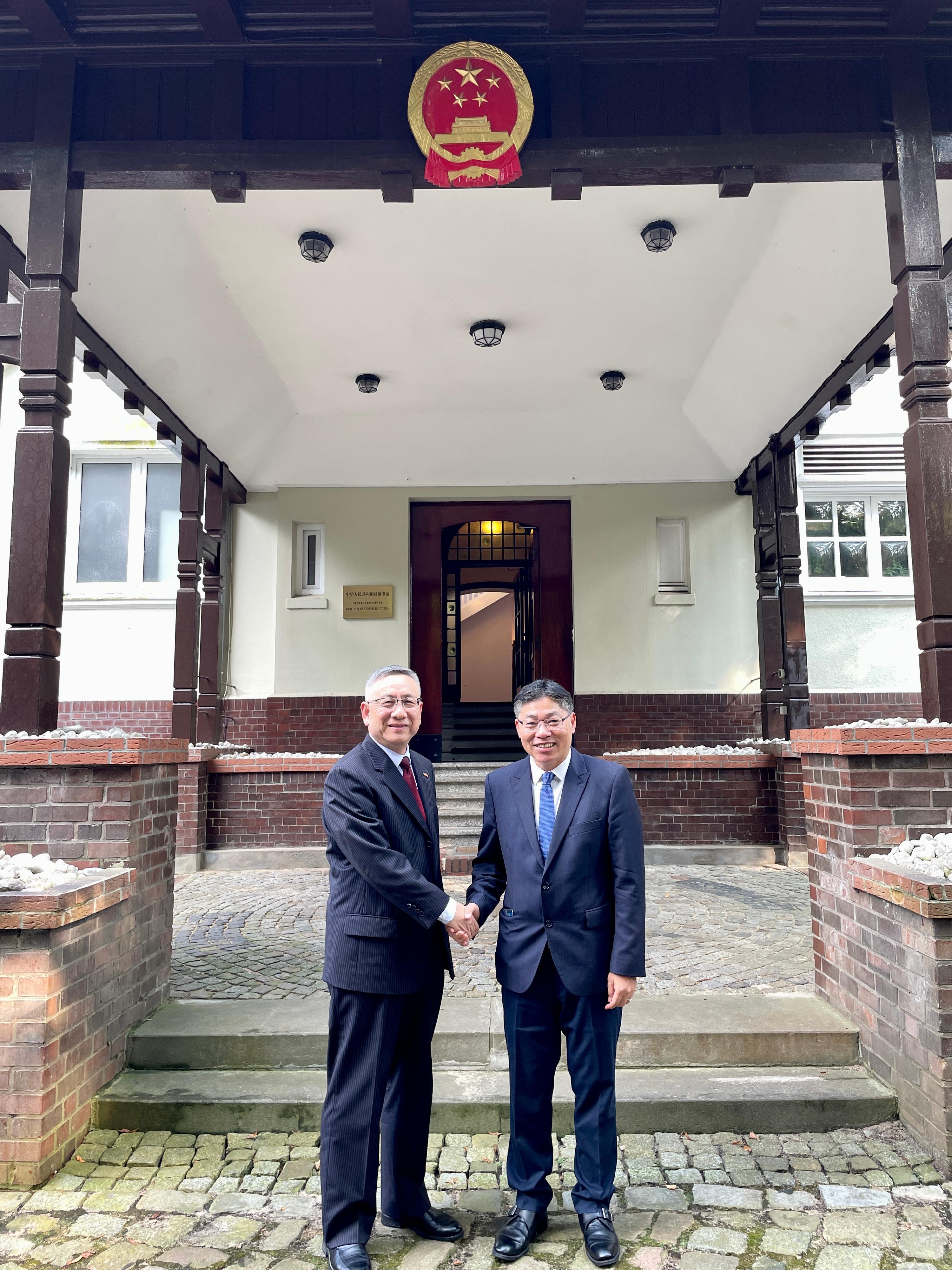 The Secretary for Transport and Logistics, Mr Lam Sai-hung, who is also the Chairman of the Hong Kong Maritime and Port Board (HKMPB), continued his visit to Hamburg, Germany, with a delegation of HKMPB members. Photo shows Mr Lam (right) paying a courtesy visit to the Chinese Consul General in Hamburg, Mr Cong Wu (left), on September 4 (Hamburg time) to brief him on the latest developments of the Hong Kong maritime industry.