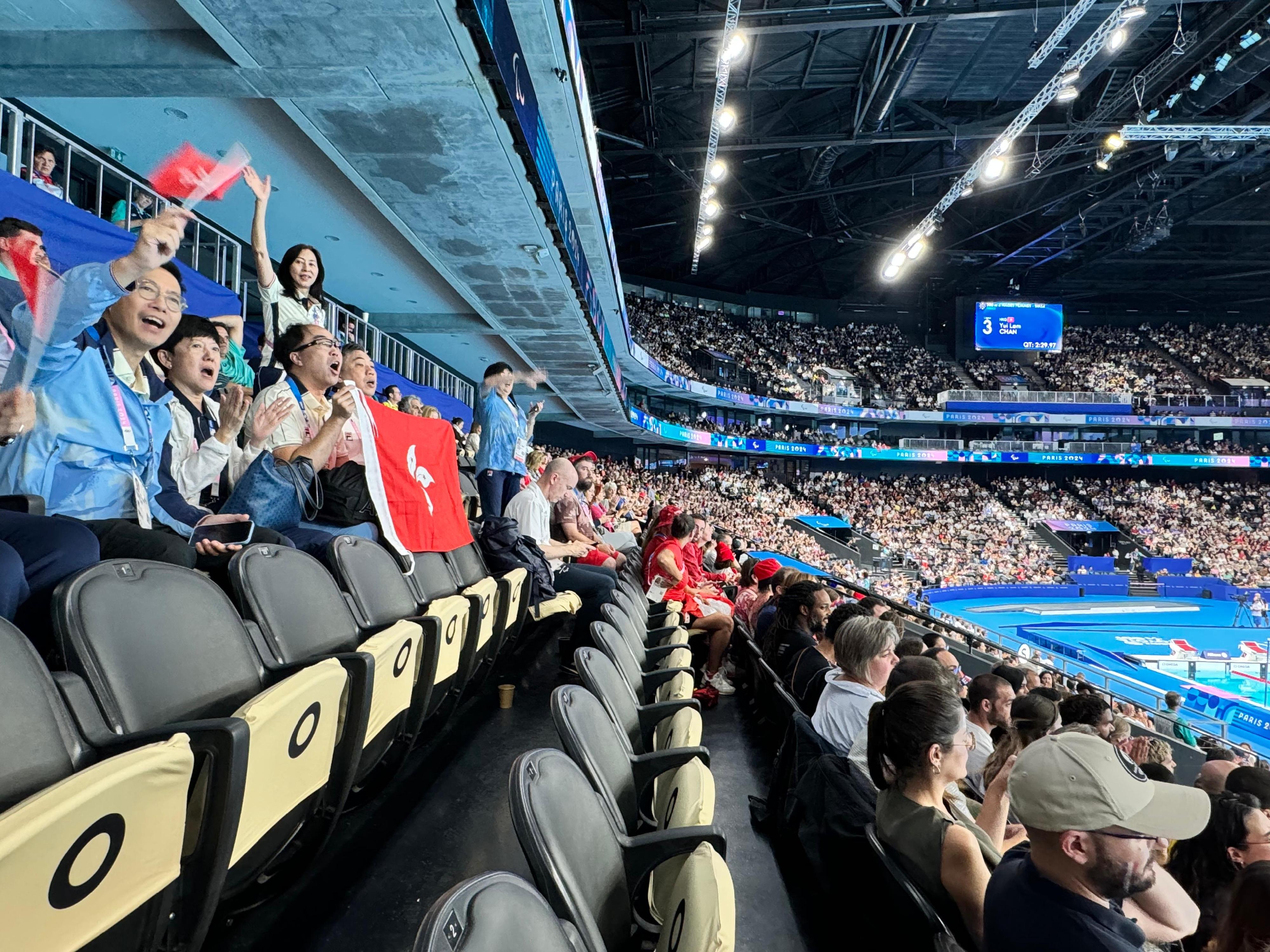 The Secretary for Culture, Sports and Tourism, Mr Kevin Yeung (first left), went to the swimming competition venue of the 2024 Paris Paralympic Games yesterday (September 4, Paris time) and cheered for Hong Kong athletes.