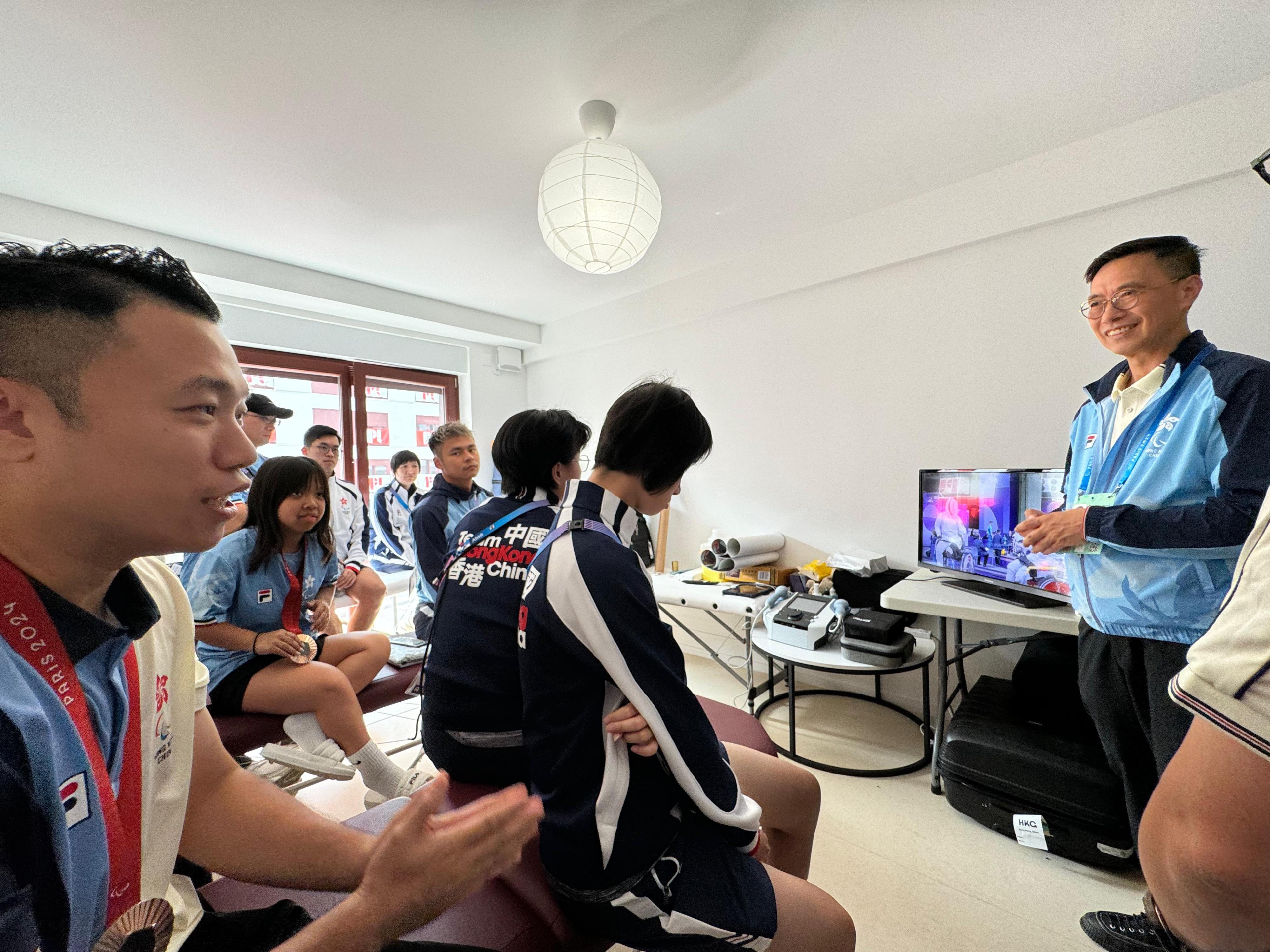 The Secretary for Culture, Sports and Tourism, Mr Kevin Yeung (first right), visited the 2024 Paris Paralympic Village yesterday (September 4, Paris time) and met with the Hong Kong, China Delegation to learn about their Paralympic journey, and share in the joy of the medallists.