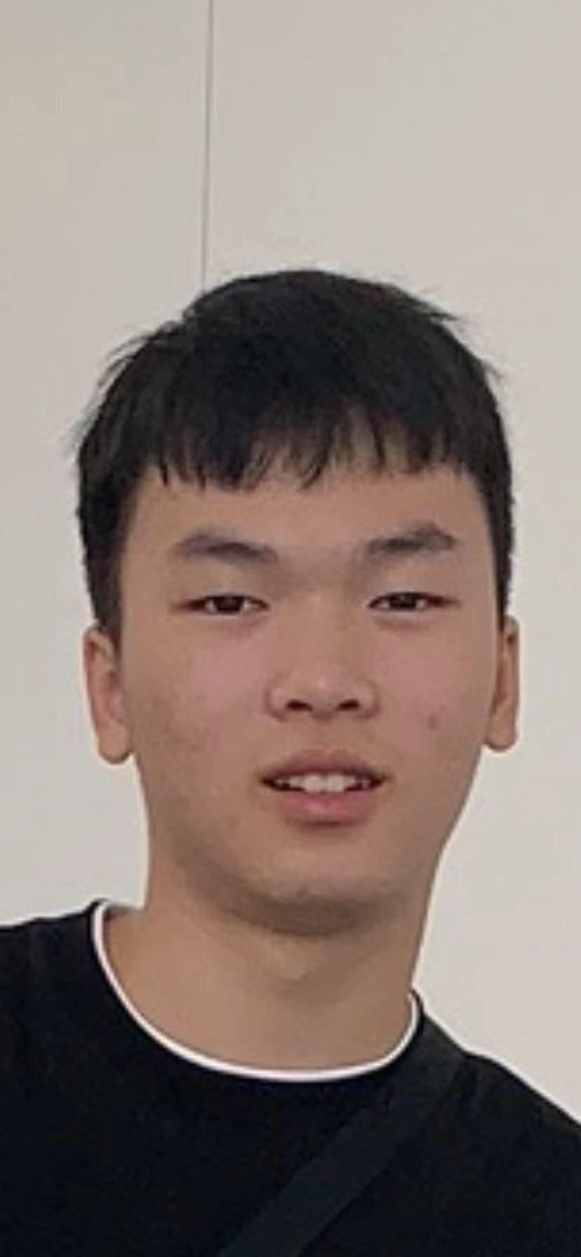 Gao genqiang, aged 17, is about 1.65 metres tall and of medium build. He has a long face with yellow complexion and short black hair. He was last seen wearing a black short-sleeved T-shirt, grey shorts, black sneakers and carrying a black crossbody bag.
