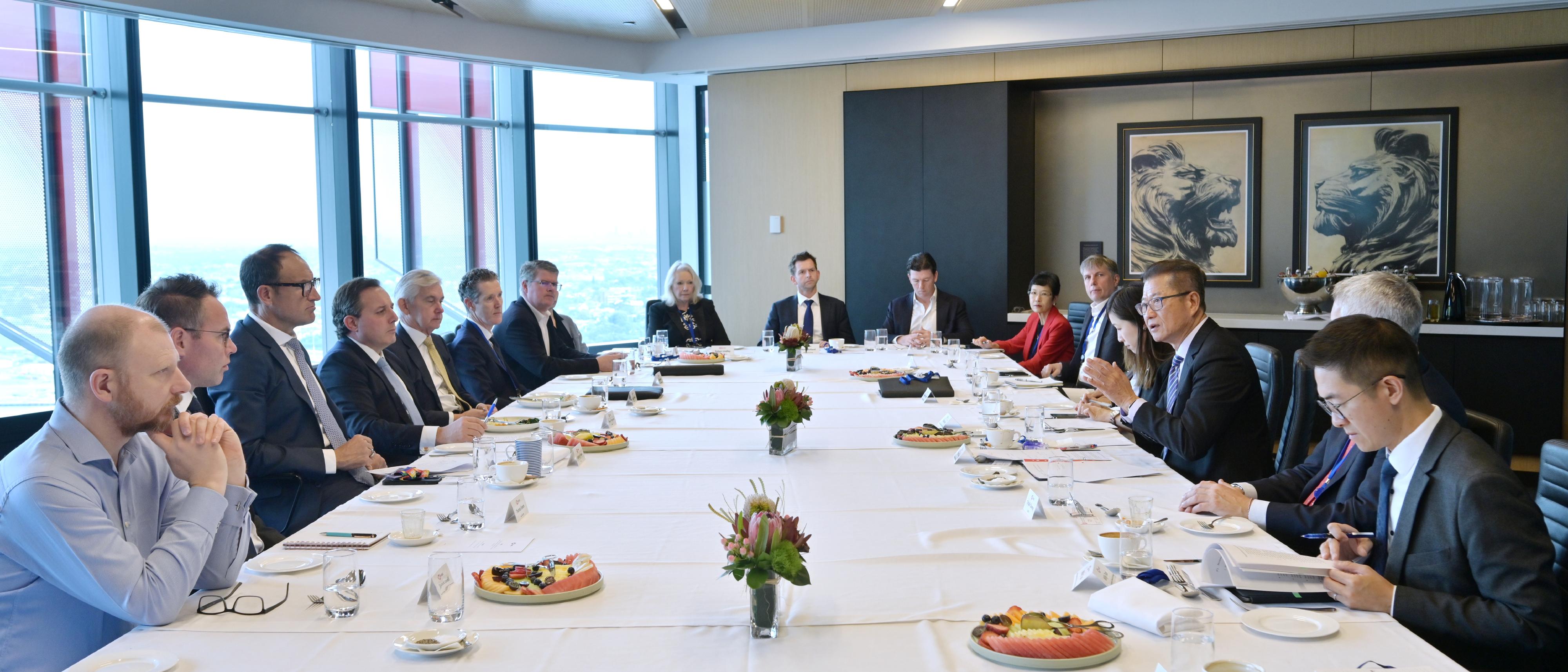 The Financial Secretary, Mr Paul Chan, continued his visit to Sydney, Australia, today (September 5, Sydney time). Photo shows Mr Chan (third right) attending a roundtable breakfast meeting organised by HSBC Australia in Sydney, Australia.