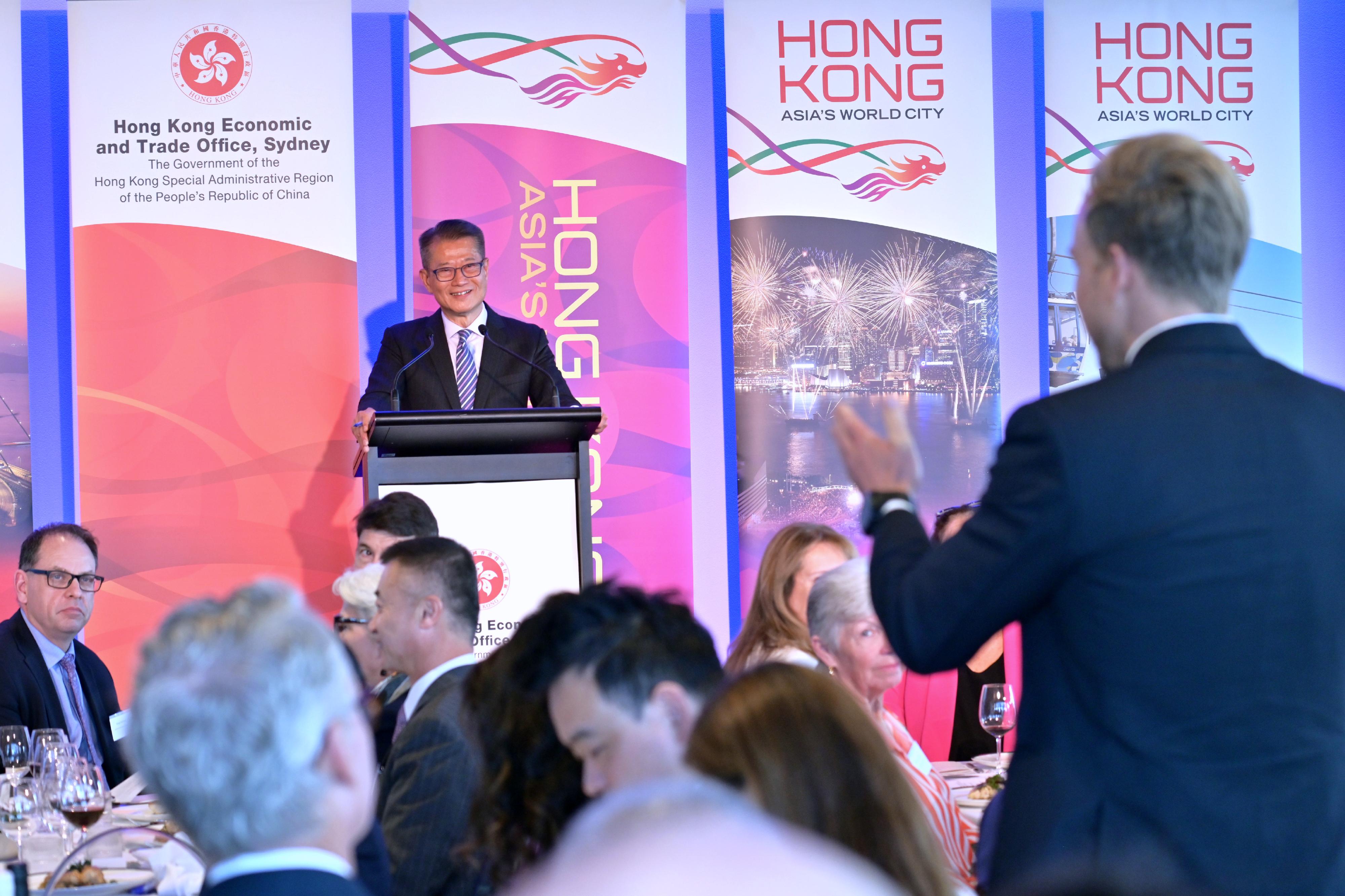 The Financial Secretary, Mr Paul Chan, continued his visit to Sydney, Australia, today (September 5, Sydney time). Photo shows Mr Chan (left) interacting with an attendee at a business luncheon organised by the Hong Kong Economic and Trade Office, Sydney.