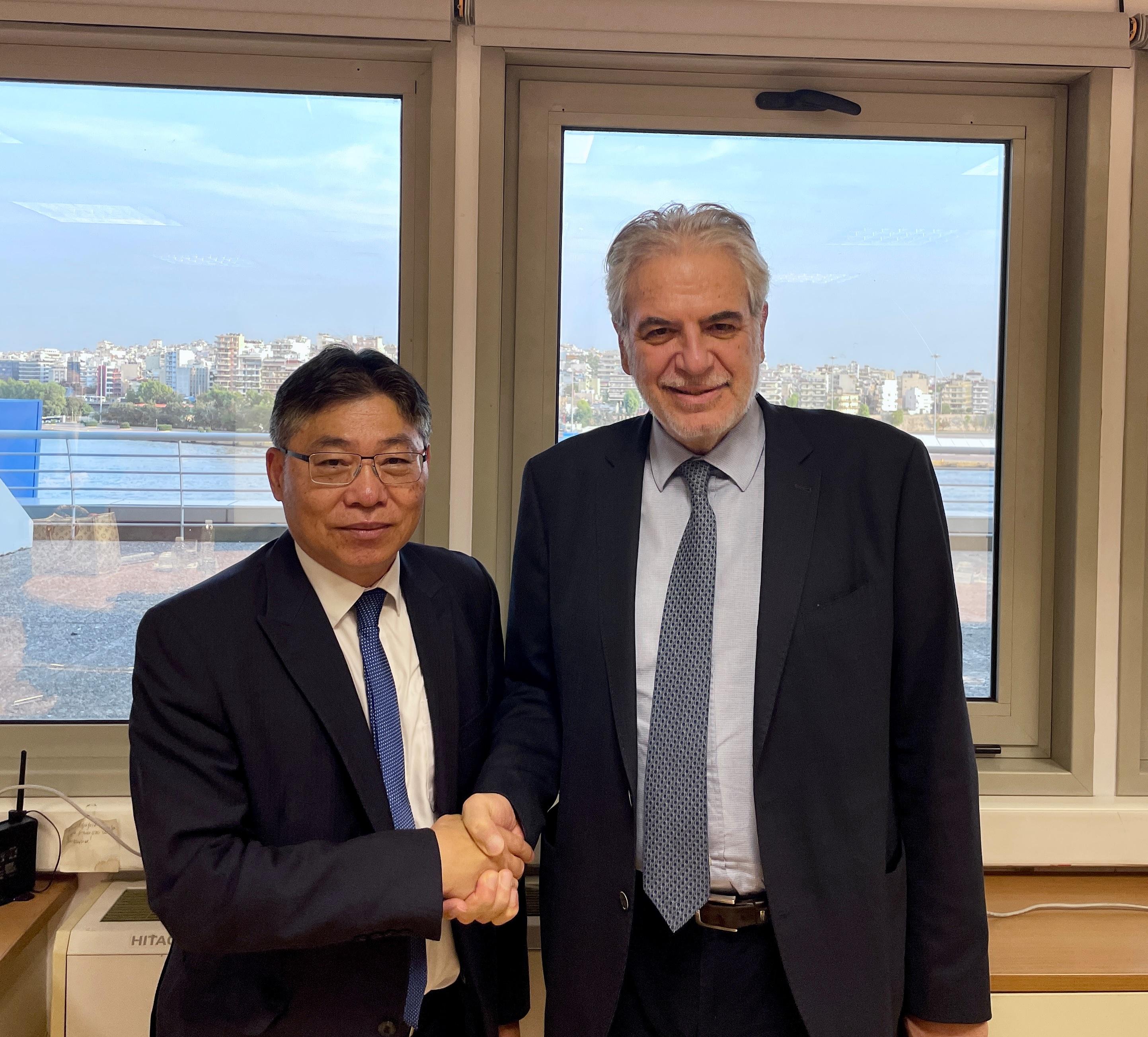 The Secretary for Transport and Logistics and Chairman of the Hong Kong Maritime and Port Board (HKMPB), Mr Lam Sai-hung, continued his visit to Athens, Greece, yesterday (September 5, Athens time) with a delegation of HKMPB members. Photo shows Mr Lam (left) meeting with the Minister of Maritime Affairs and Insular Policy of Greece, Mr Christos Stylianides (right), to exchange views on matters of mutual interest.