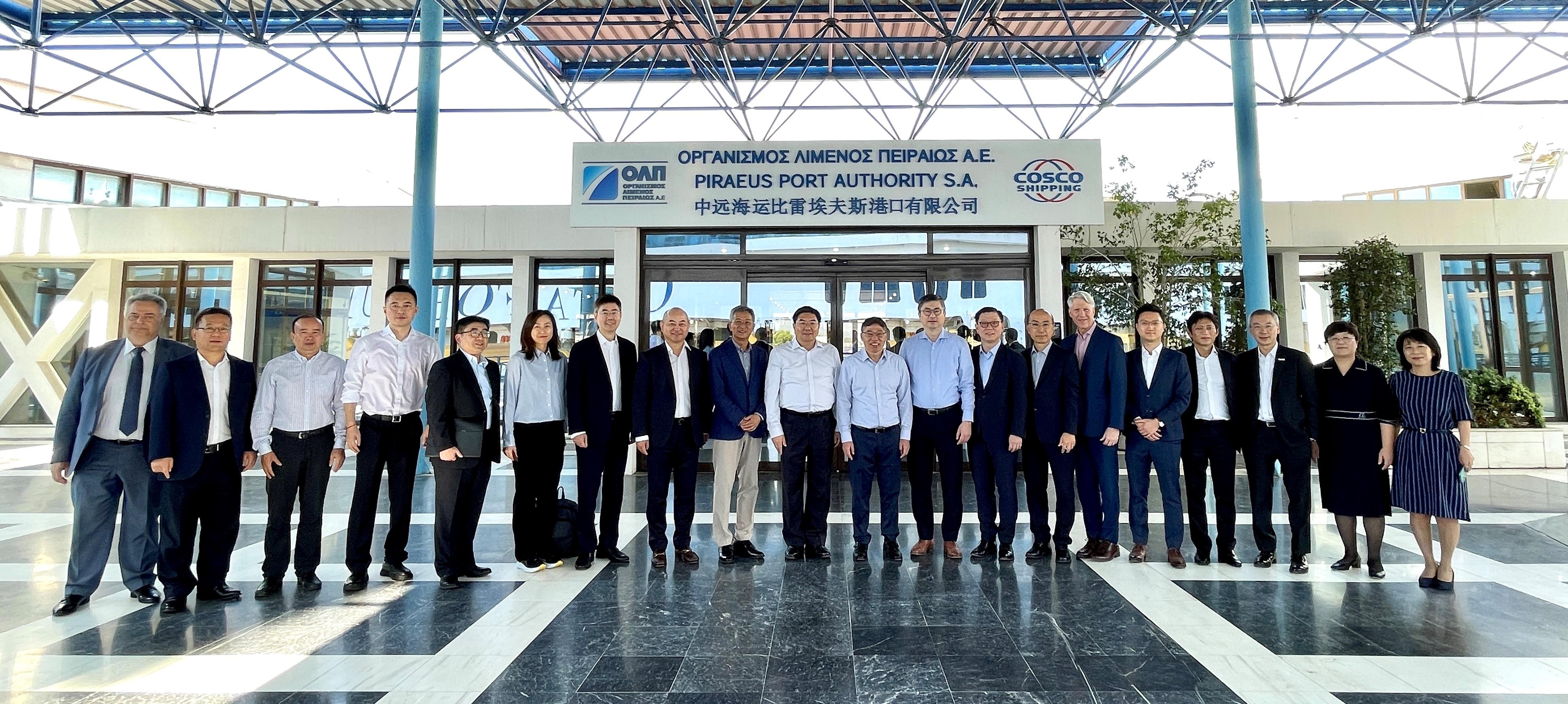 The Secretary for Transport and Logistics and Chairman of the Hong Kong Maritime and Port Board (HKMPB), Mr Lam Sai-hung, continued his visit to Athens, Greece, today (September 6, Athens time) with a delegation of HKMPB members. Mr Lam (10th right), Deputy Director of Marine Mr Shi Qiang (seventh right) and other members of the delegation visited the port facilities in Piraeus and took a picture with representatives of the port.