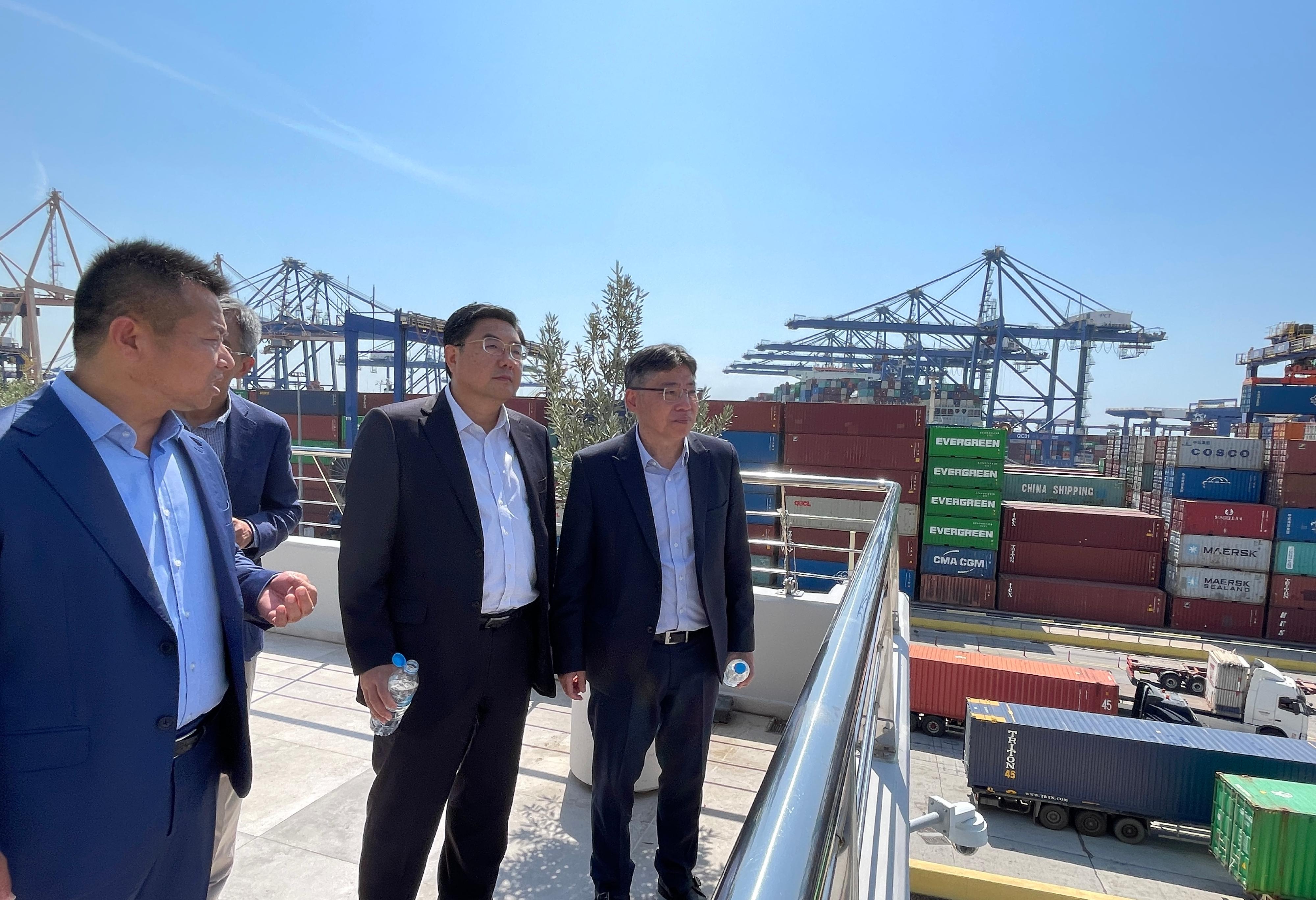 The Secretary for Transport and Logistics and Chairman of the Hong Kong Maritime and Port Board (HKMPB), Mr Lam Sai-hung, continued his visit to Athens, Greece, today (September 6, Athens time) with a delegation of HKMPB members. Photo shows Mr Lam (right) visiting the port facilities in Piraeus to learn about the operation of the Greek port.