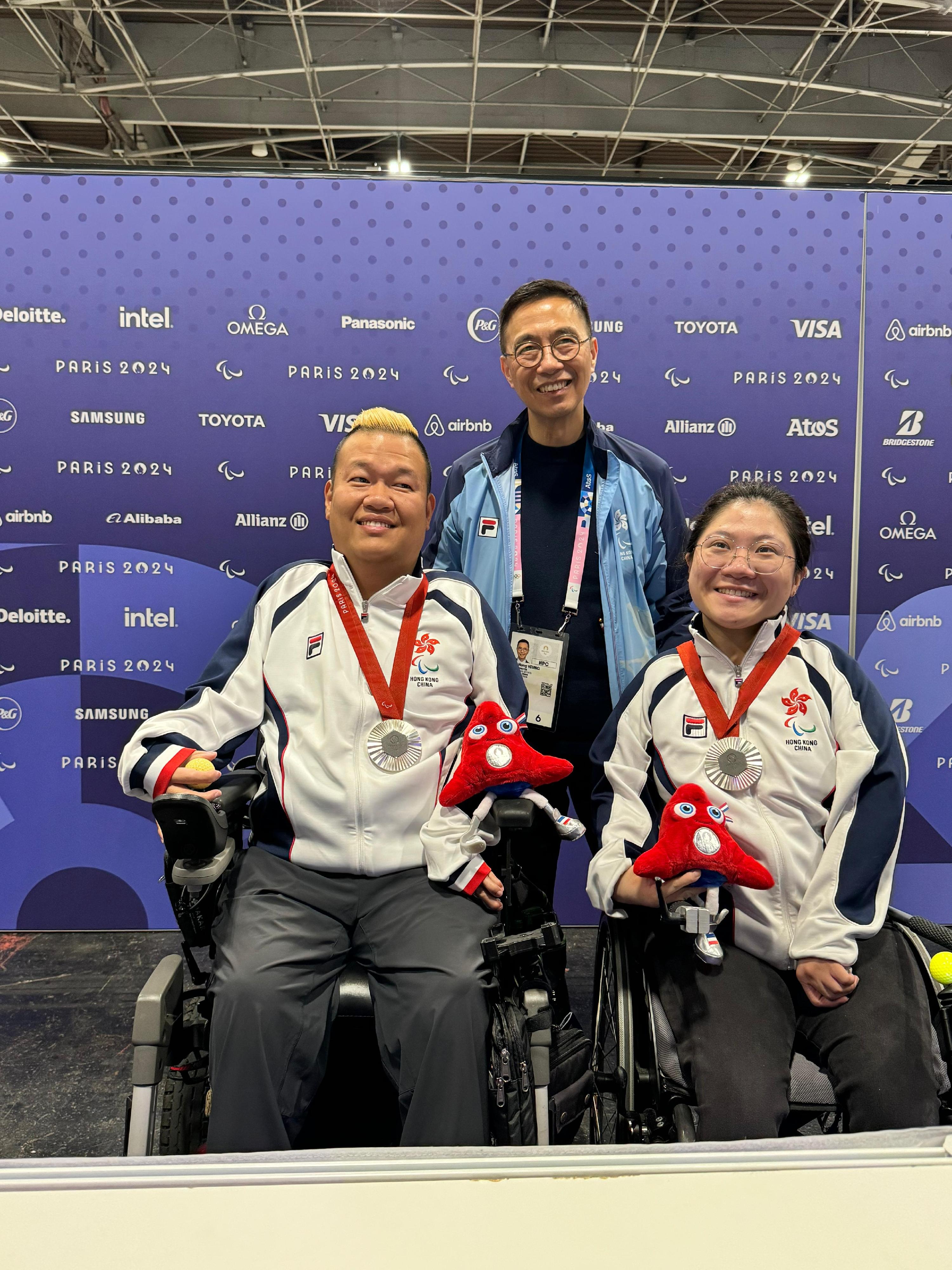 The Secretary for Culture, Sports and Tourism, Mr Kevin Yeung (centre), yesterday (September 5, Paris time) went to the competition venue of the 2024 Paris Paralympic Games. He congratulated the Hong Kong athletes, Cheung Yuen (right) and Leung Yuk-wing (left), who won a silver medal in the Boccia Mixed Pairs BC4 event at the 2024 Paris Paralympics Games.

 
