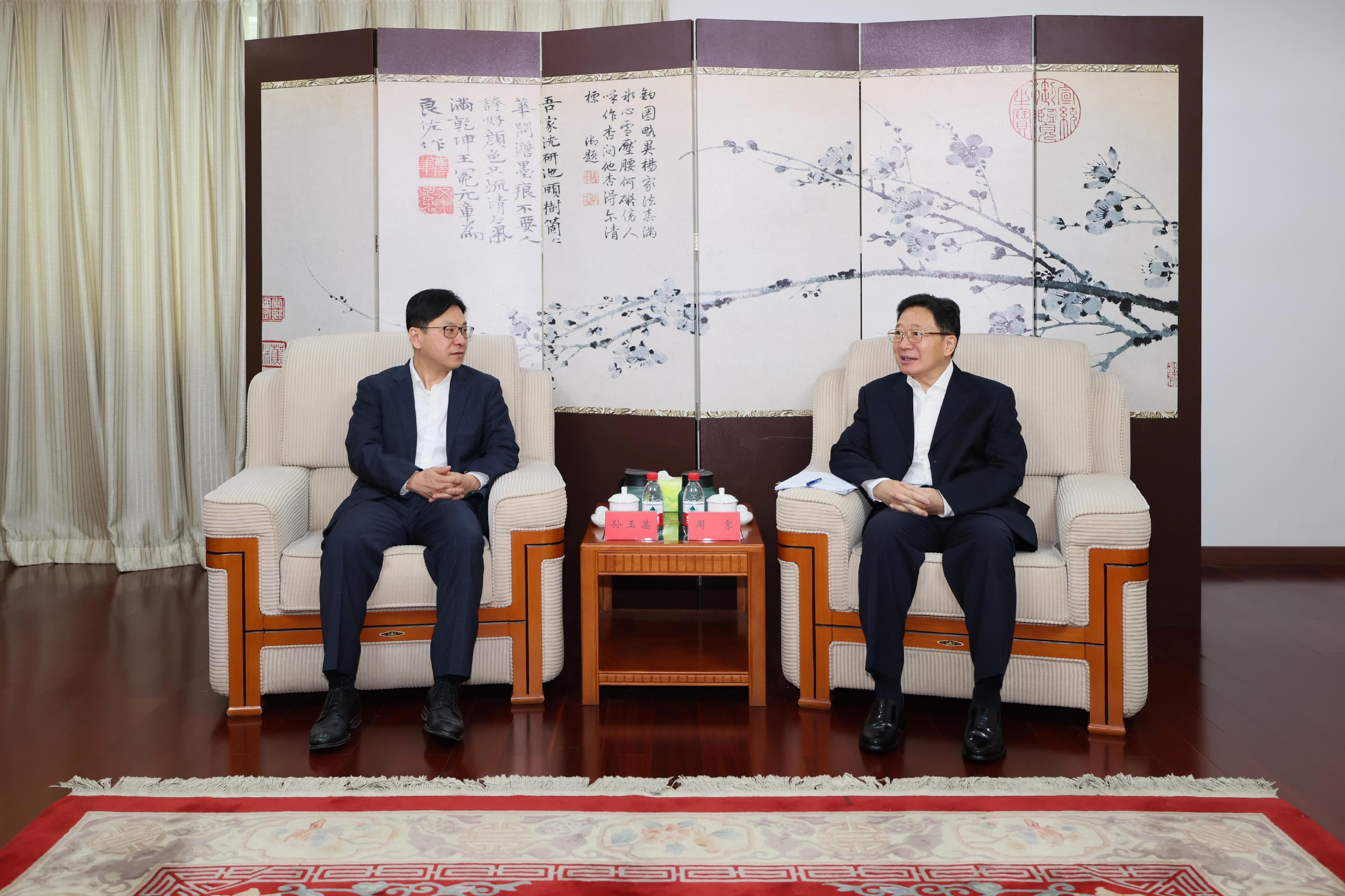 The Secretary for Labour and Welfare, Mr Chris Sun, visited Beijing today (September 6). The Permanent Secretary for Labour and Welfare, Ms Alice Lau, and the Director of Social Welfare, Miss Charmaine Lee, also joined the visit. Photo shows Mr Sun (left) meeting with the Executive Deputy Director of the Hong Kong and Macao Affairs Office of the State Council, Mr Zhou Ji (right), this morning to report on the latest work progress of the Hong Kong Special Administrative Region Government in the areas of social welfare, labour policies and talent attraction over the past year.