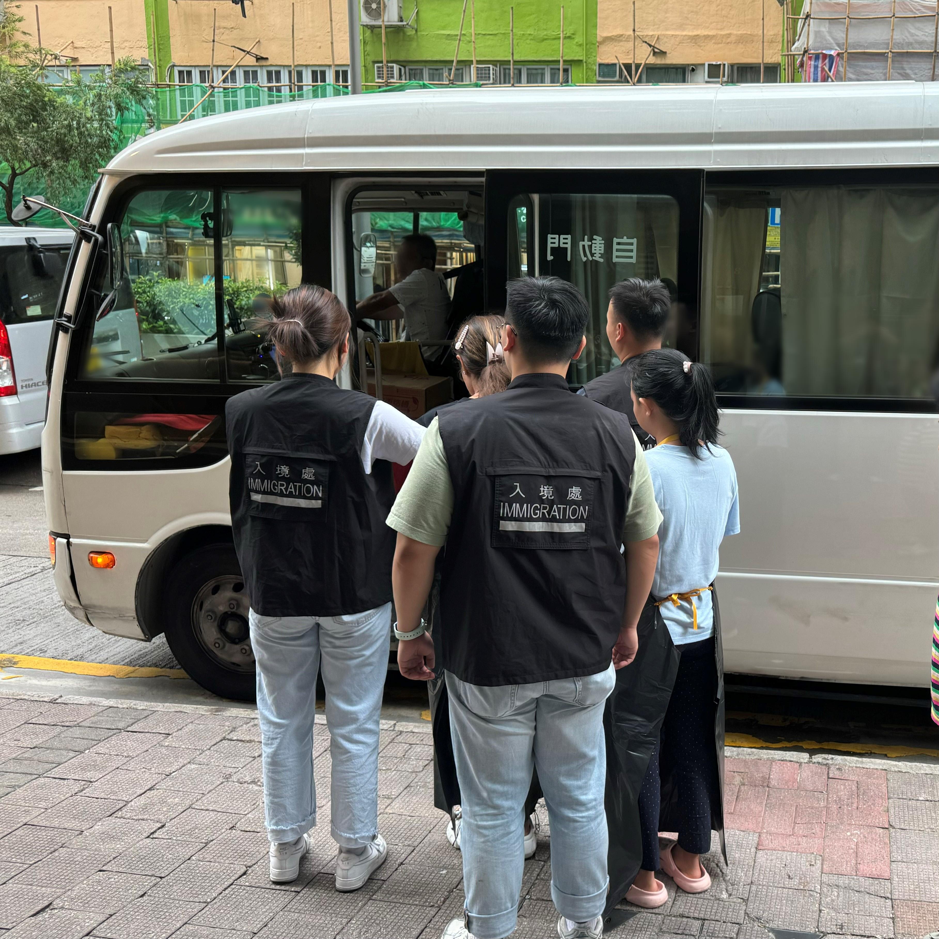 The Immigration Department mounted territory-wide anti-illegal worker operations codenamed "Greenlane" and "Twilight", and joint operations with the Hong Kong Police Force codenamed "Windsand" for four consecutive days from September 2 to yesterday (September 5). Photo shows suspected illegal workers arrested during an operation.