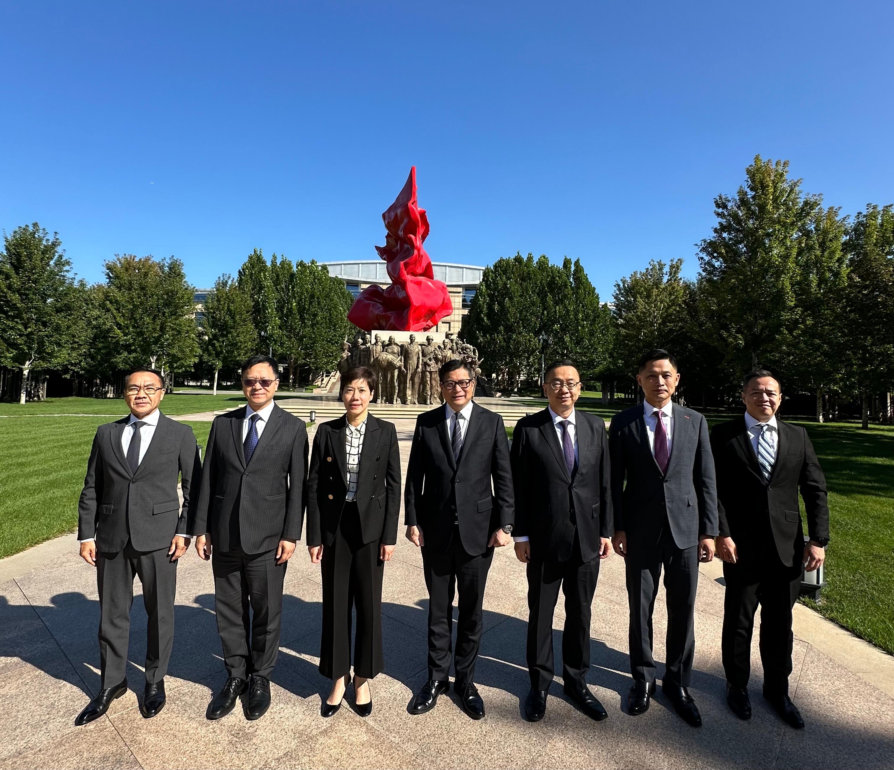 The Secretary for Security, Mr Tang Ping-keung, today (September 6) led the directorate officers of six disciplined services to continue the study and exchange programme in Beijing. Photo shows Mr Tang (centre) and members of the delegation at the National Academy of Governance.