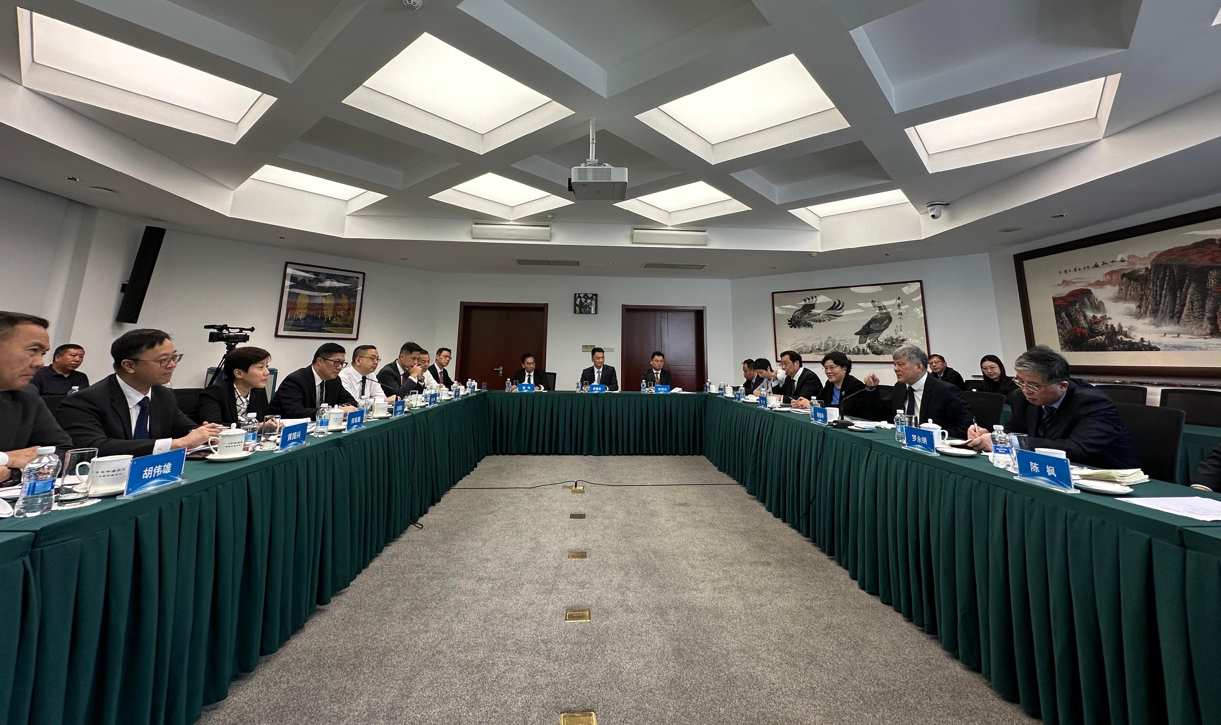 The Secretary for Security, Mr Tang Ping-keung, today (September 6) led the directorate officers of six disciplined services to continue the study and exchange programme in Beijing. Photo shows Mr Tang (fourth left) and members of the delegation attending a sharing session held at the National Academy of Governance.