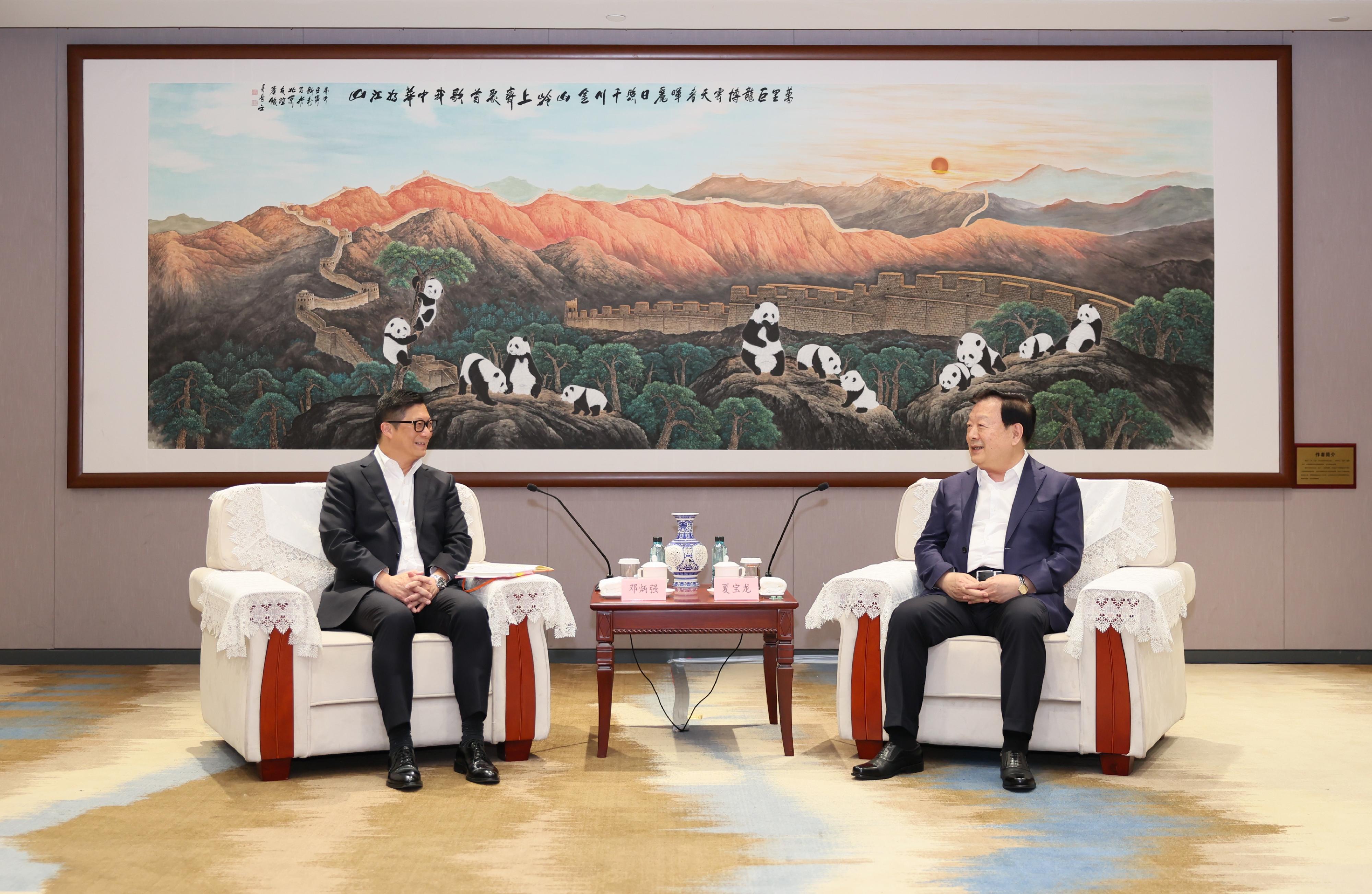 The Secretary for Security, Mr Tang Ping-keung, today (September 6) led the directorate officers of six disciplined services to continue the study and exchange programme in Beijing. Photo shows Mr Tang (left) meeting with the Director of the Hong Kong and Macao Work Office of the Communist Party of China Central Committee and the Hong Kong and Macao Affairs Office of the State Council, Mr Xia Baolong (right).