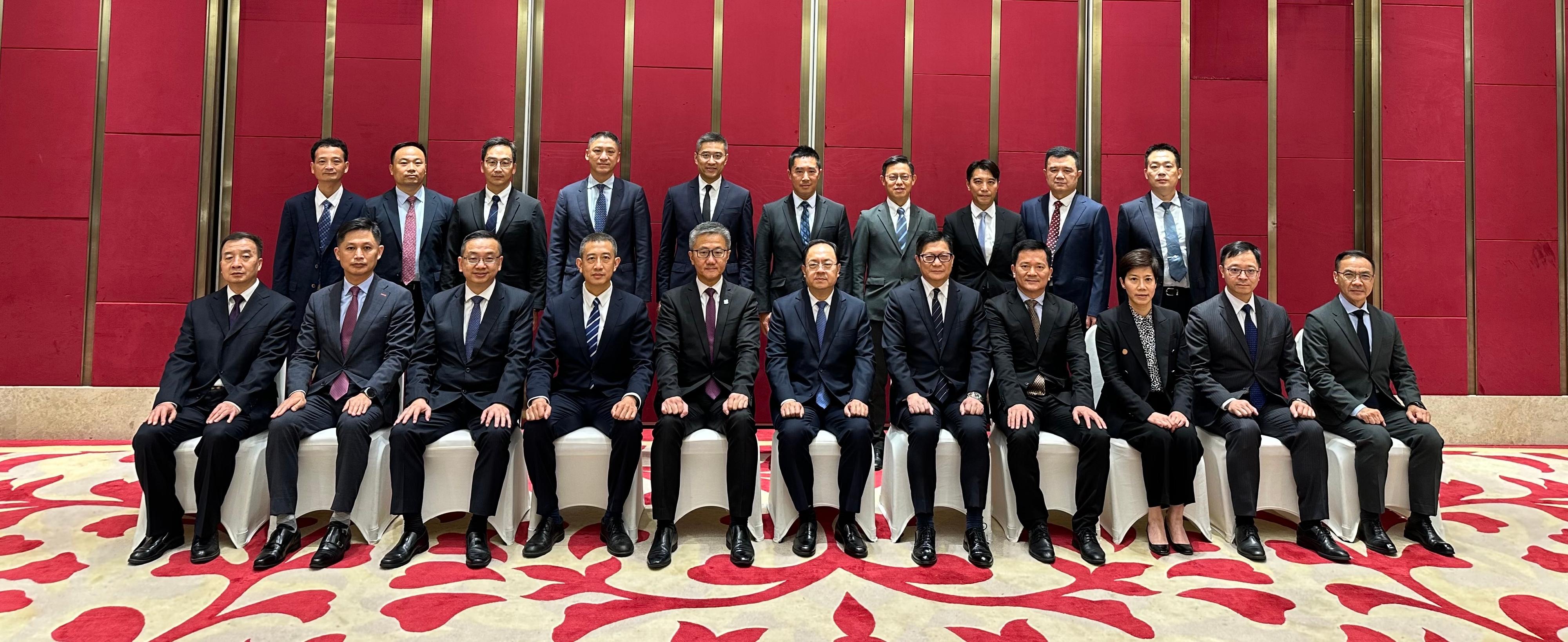 The Secretary for Security, Mr Tang Ping-keung, led the directorate officers of six disciplined services to depart for Fujian on September 7 and continued the study and exchange programme. Photo shows Mr Tang (front row, fifth right), the Vice Governor of Fujian Provincial People's Government and the Director of the Fujian Provincial Public Security Department, Mr Li Jiancheng (front row, centre), and members of the delegation.