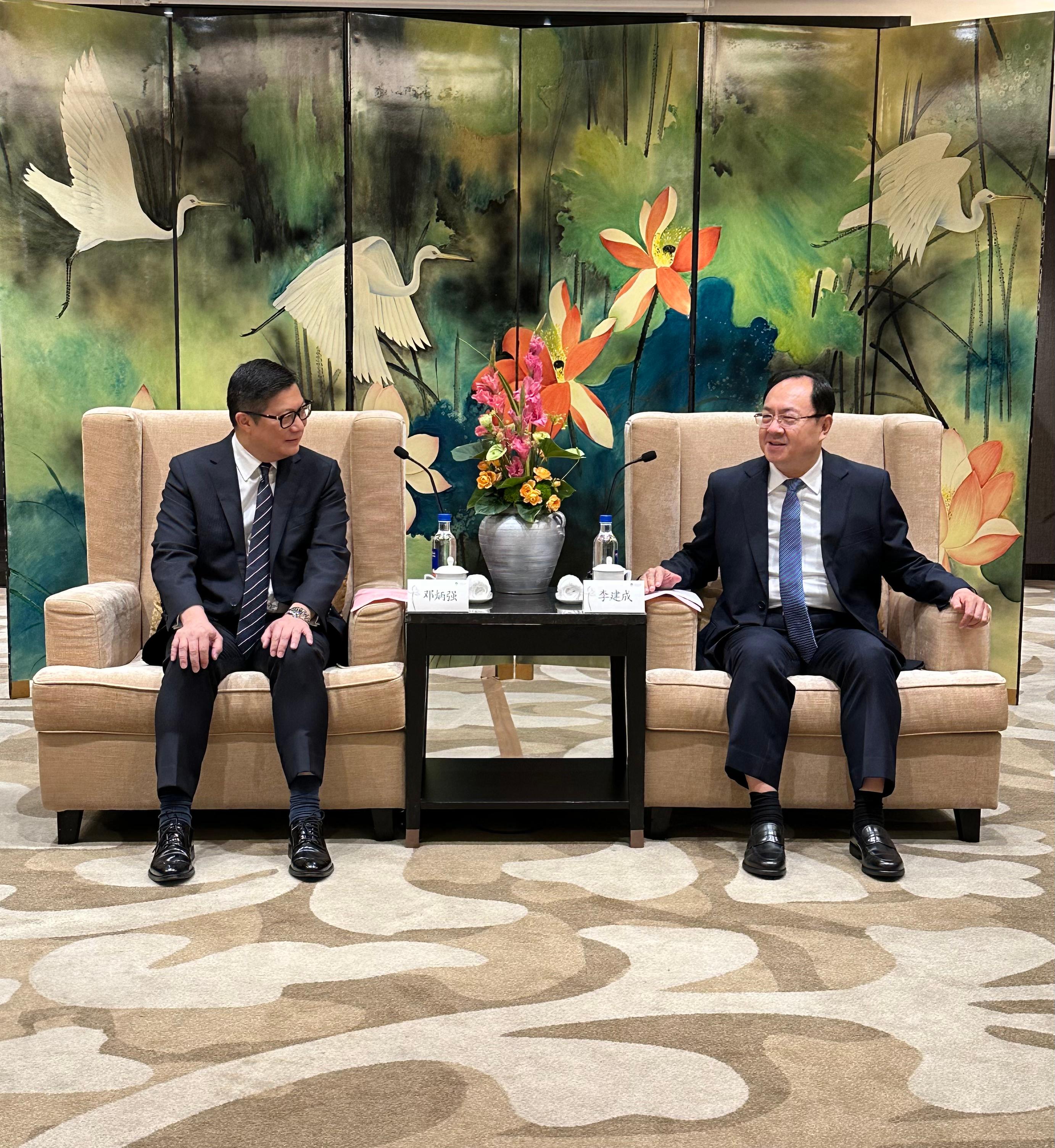 The Secretary for Security, Mr Tang Ping-keung, led the directorate officers of six disciplined services to depart for Fujian on September 7 and continued the study and exchange programme. Photo shows Mr Tang (left) meeting with the Vice Governor of Fujian Provincial People's Government and the Director of the Fujian Provincial Public Security Department, Mr Li Jiancheng (right).
