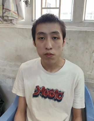 Ng Cheung-tat, aged 25, is about 1.7 metres tall, 60 kilograms in weight and of thin build. He has a long face with yellow complexion and short black hair. He was last seen wearing a white short-sleeved T-shirt, black shorts and blue slippers.