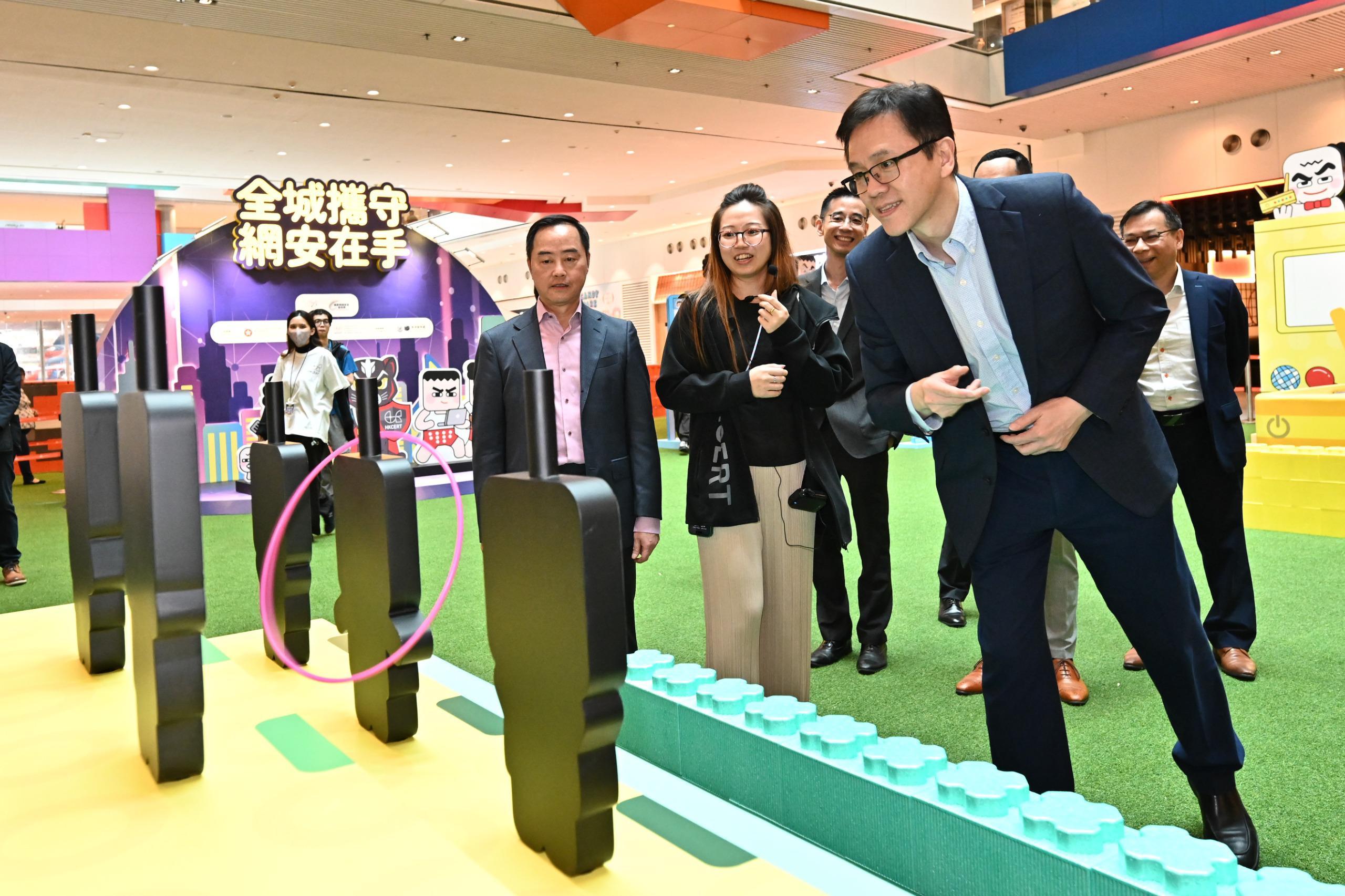 The "2024 Cybersecurity Week Fun Day" is being held from today (September 7) to September 15. Photo shows the Secretary for Innovation, Technology and Industry, Professor Sun Dong (front row, first right); and the Commissioner for Digital Policy, Mr Tony Wong (front row, first left), visiting the game booth.