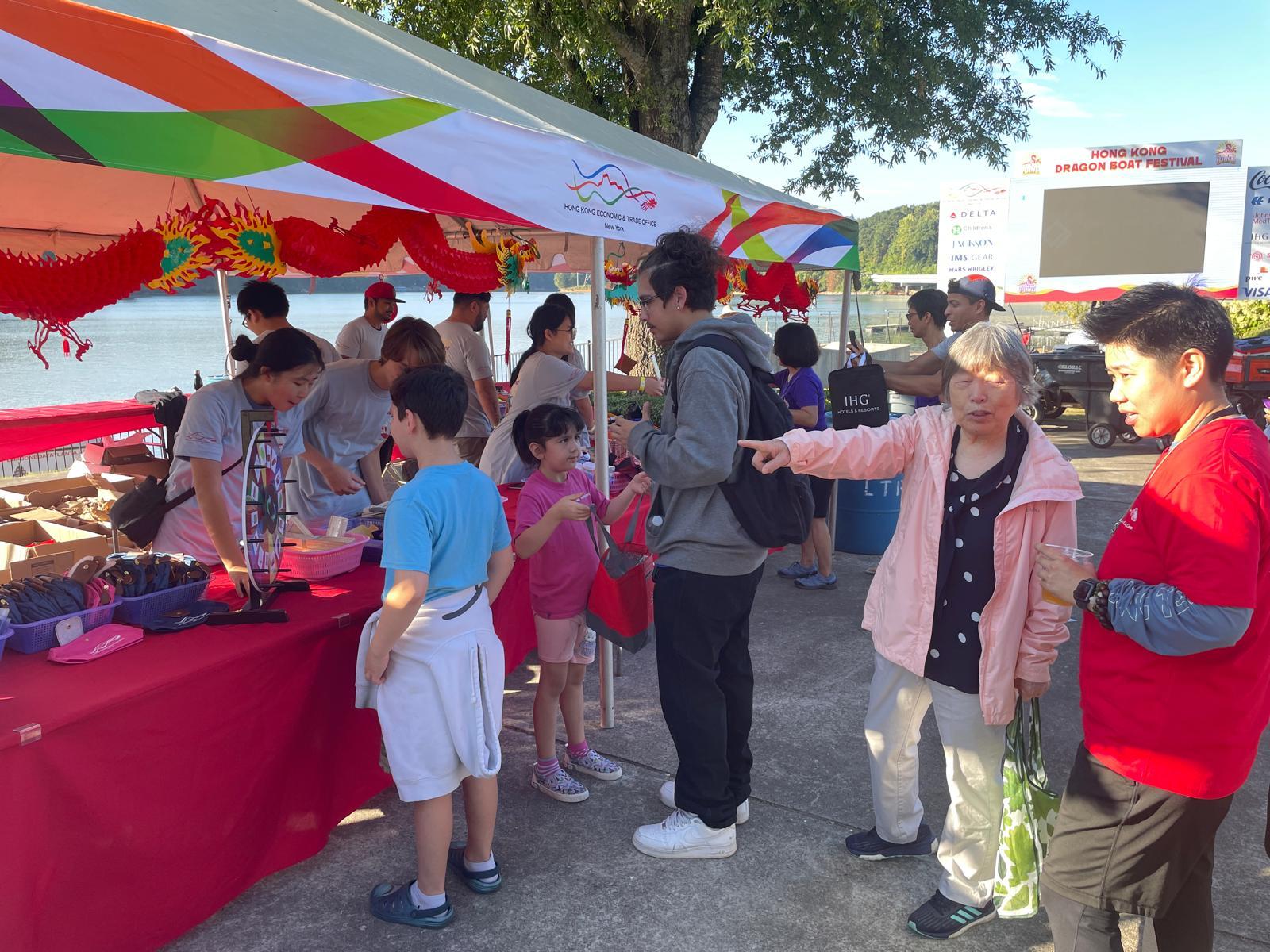 The Hong Kong Economic and Trade Office in New York set up a game booth on September 7 (Atlanta time) at the Atlanta Hong Kong Dragon Boat Festival.