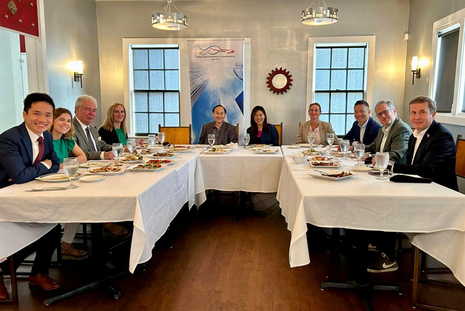 The Director of the Hong Kong Economic and Trade Office, New York, Ms Maisie Ho, visited Atlanta, Georgia, the United States, from September 5 to 8 (Atlanta time) to promote Hong Kong's business opportunities and talent attraction measures. Photo shows Ms Ho (fifth right) with representatives of European American chambers of commerce in Atlanta at a luncheon on September 6.