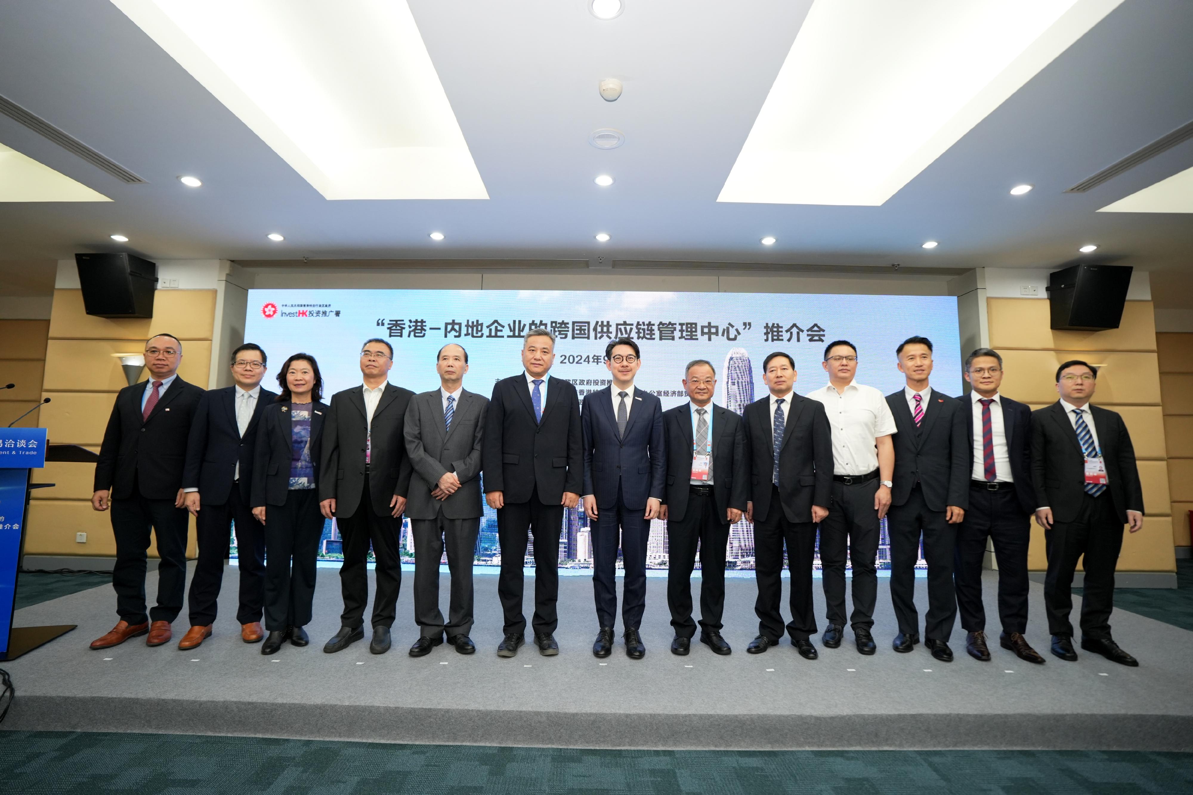 Invest Hong Kong (InvestHK) hosted a seminar at the 24th China International Fair for Investment and Trade in Xiamen, Fujian Province, yesterday (September 8), encouraging Mainland enterprises to make use of Hong Kong's  advantages as a multinational supply chain management centre to expand overseas amid the Belt and Road Initiative and the Guangdong-Hong Kong-Macao Greater Bay Area (GBA) development. Photo shows Associate Director-General of Investment Promotion Dr Jimmy Chiang (centre); the Deputy Director-General of the Economic Affairs Department and Head of the Commercial Office of the Liaison Office of the Central People's Government in the Hong Kong Special Administrative Region, Mr Zhou Qiang (sixth left); Vice Chairman of the Xiamen Municipal Committee of the Chinese People's Political Consultative Conference Mr Huang Peiqiang (sixth right); the Head of Mainland and GBA Business Development of InvestHK, Ms Loretta Lee (third left), and guests.
