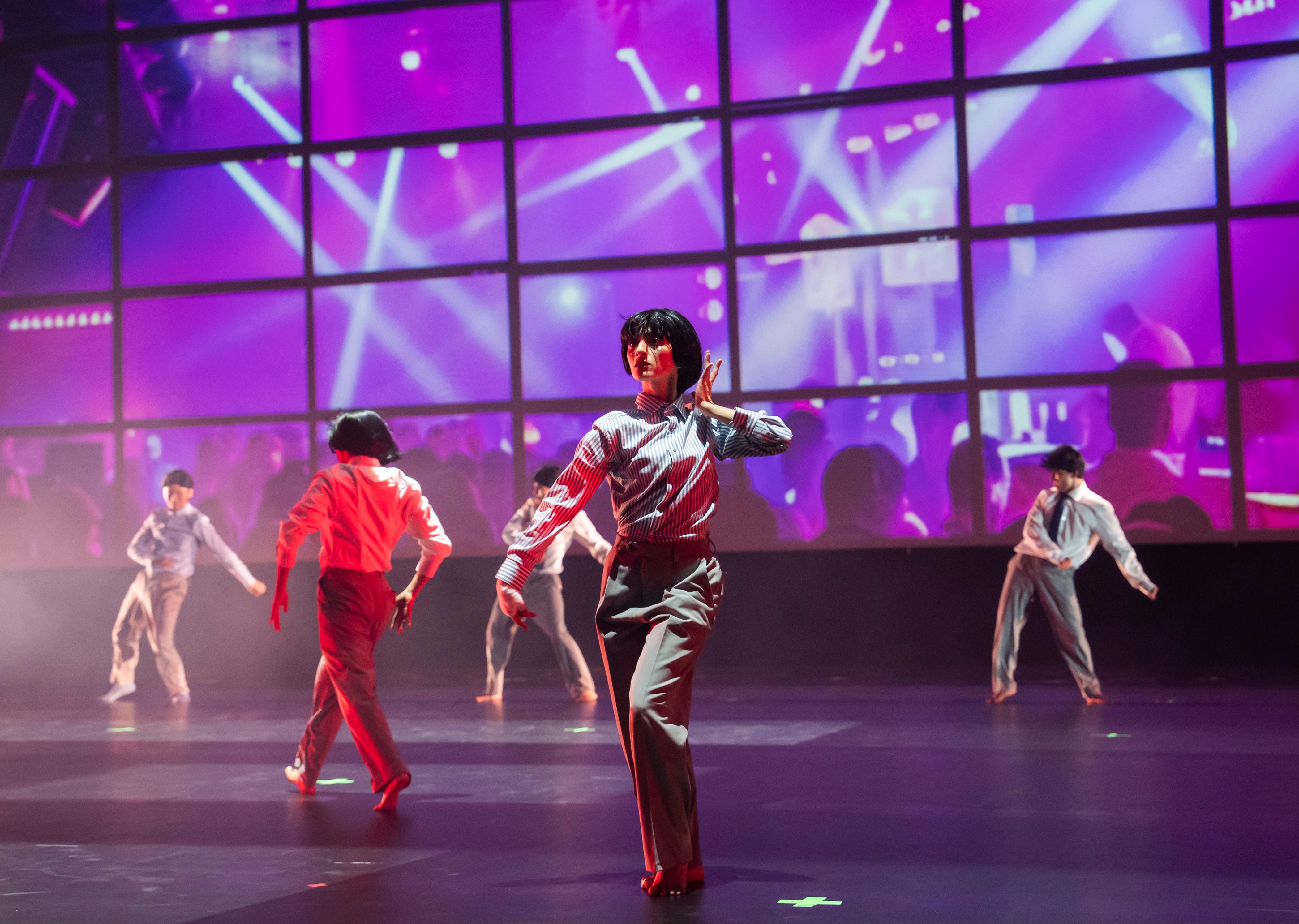  "The Accountants" revolves around a young man with Chinese-British heritage and his Indian-British "aunt" who discuss these two cultures through instant messenger. The programme will be staged on September 27 and 28 at the Hong Kong Cultural Centre. (Source of photo: Tristram Kenton)
