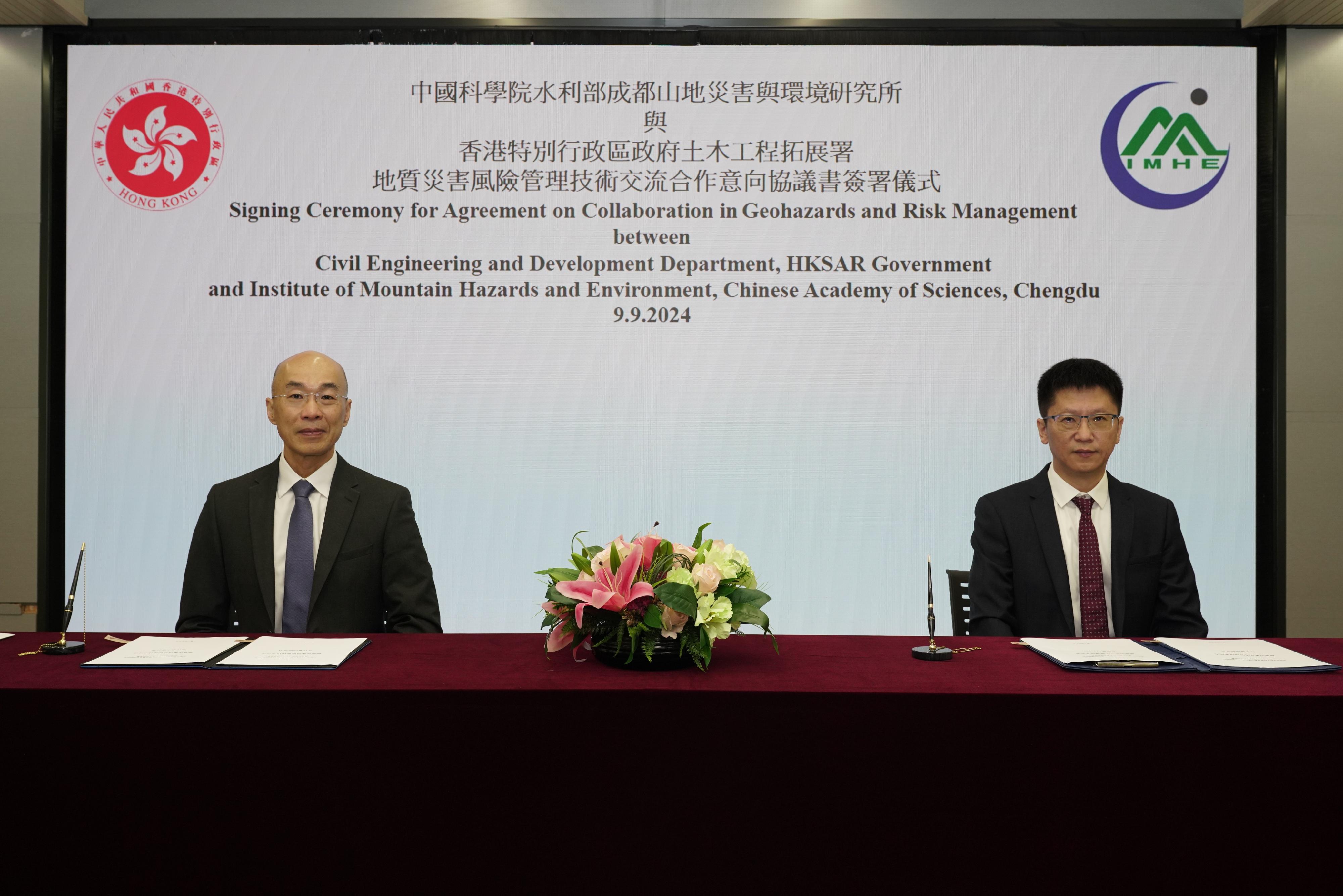 The Civil Engineering and Development Department and the Institute of Mountain Hazards and Environment (IMHE) of the Chinese Academy of Sciences and Ministry of Water Conservancy, Chengdu, renewed the five-year agreement on technical exchange and co-operation today (September 9). Photo shows the Director of Civil Engineering and Development, Mr Michael Fong (left), and the Deputy Director of the IHME, Dr Su Lijun (right), at the signing ceremony.